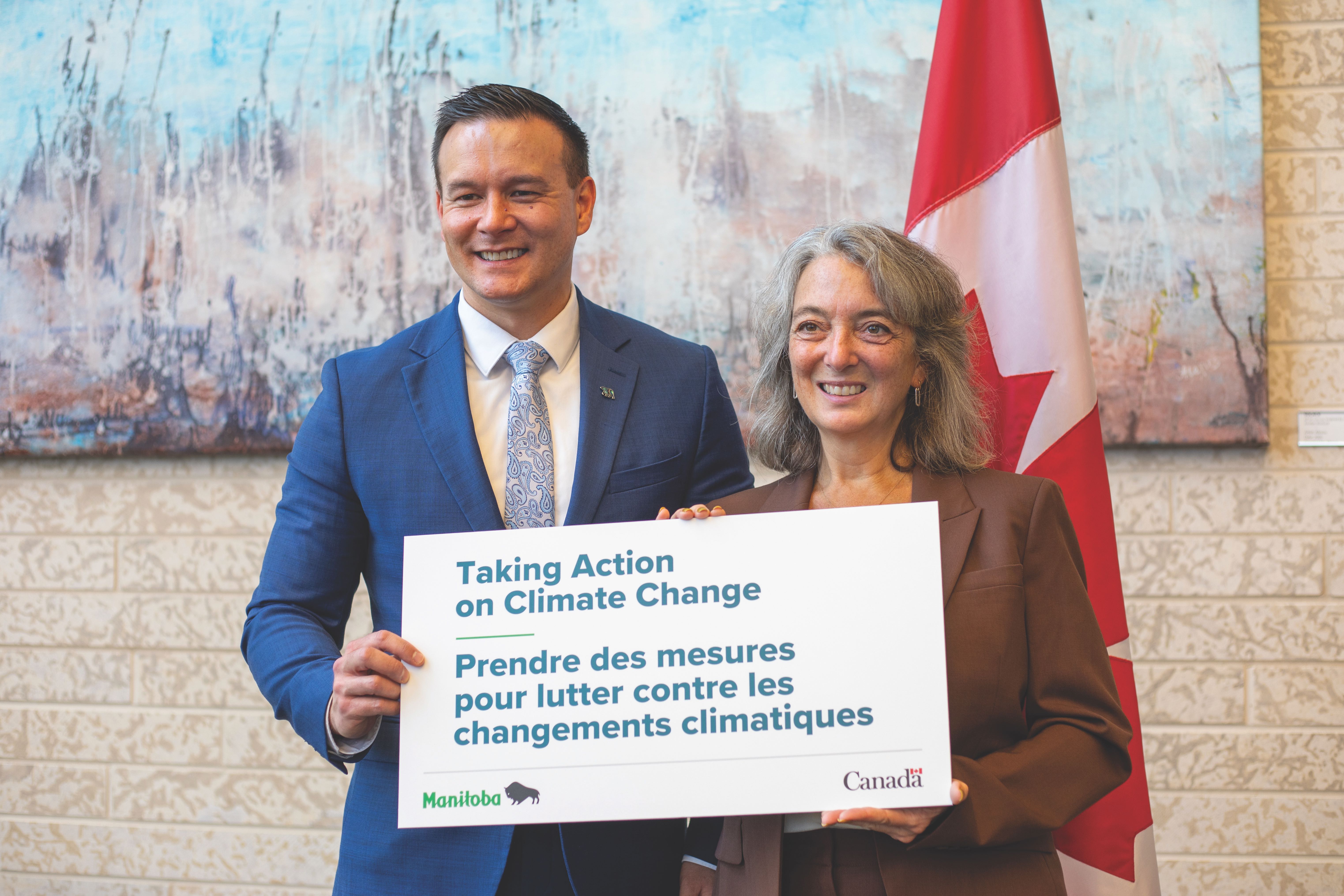 Mike Moyes, ministre de l’Environnement et du Changement climatique du Manitoba, et Julie Dabrusin, ministre de l’Environnement et du Changement climatique lors d’une annonce sur l’appui des initiatives axées sur les énergies renouvelables.