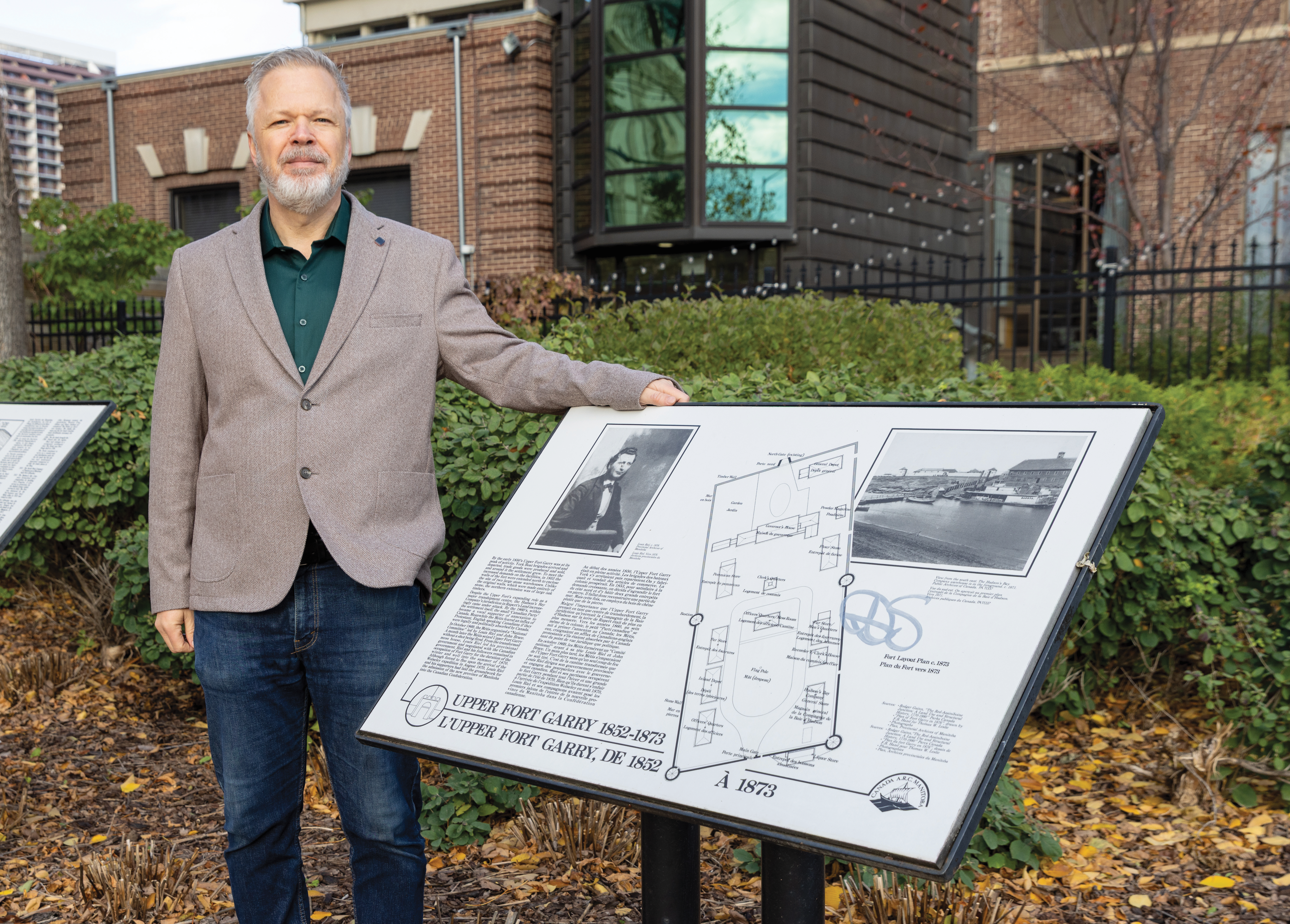 Devant le Fort Garry, Derrick Nault, historien et Métis de la Rivière-Rouge. Il est professeur à l’Université de Winnipeg et étudie l’histoire des Métis, leurs réseaux et alliances, ainsi que les enjeux de mémoire collective. Il a aussi contribué aux épisodes 10 et 11 du balado Michif Koonteur.