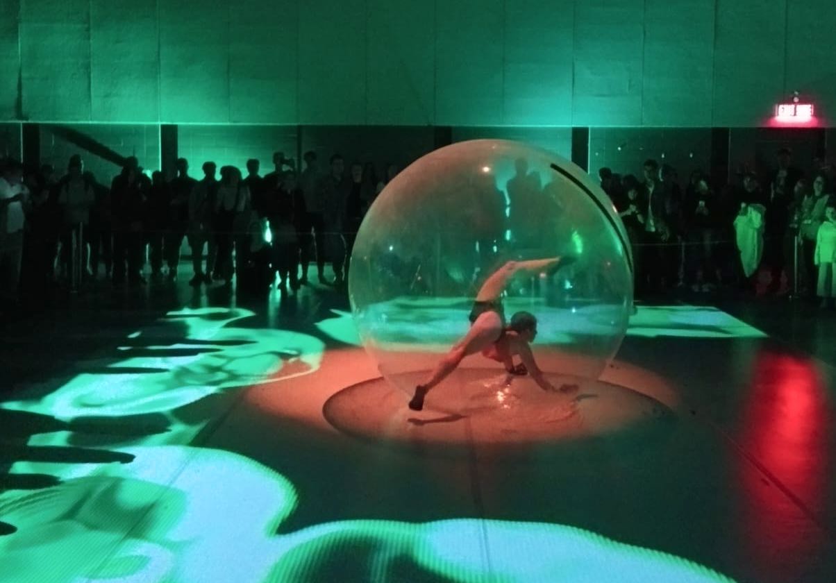 La performance Tēthýs de l’artiste contorsionniste Anna Protisou.