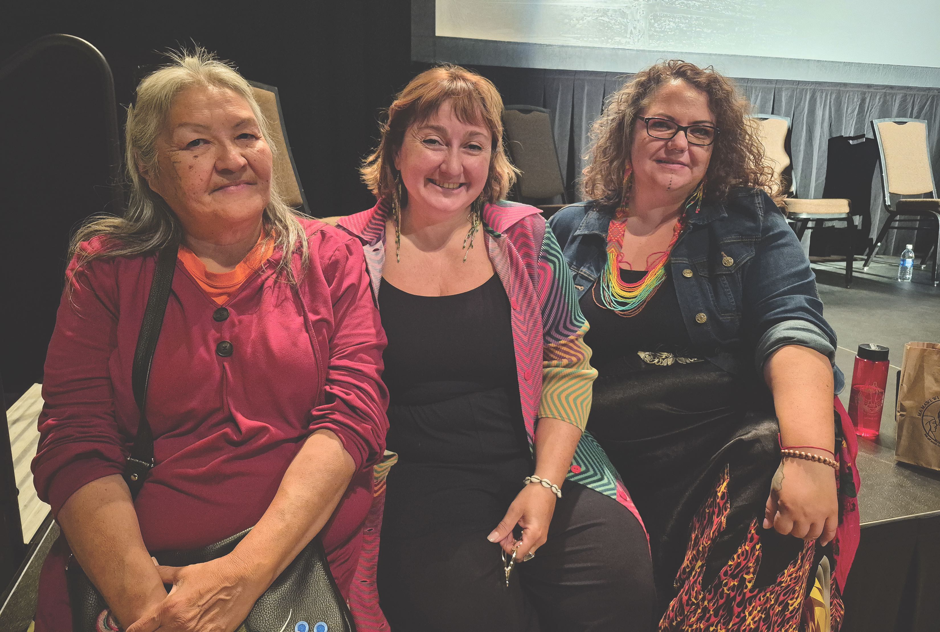 Grandmother Chickadee, Viveka Melki et Raine.