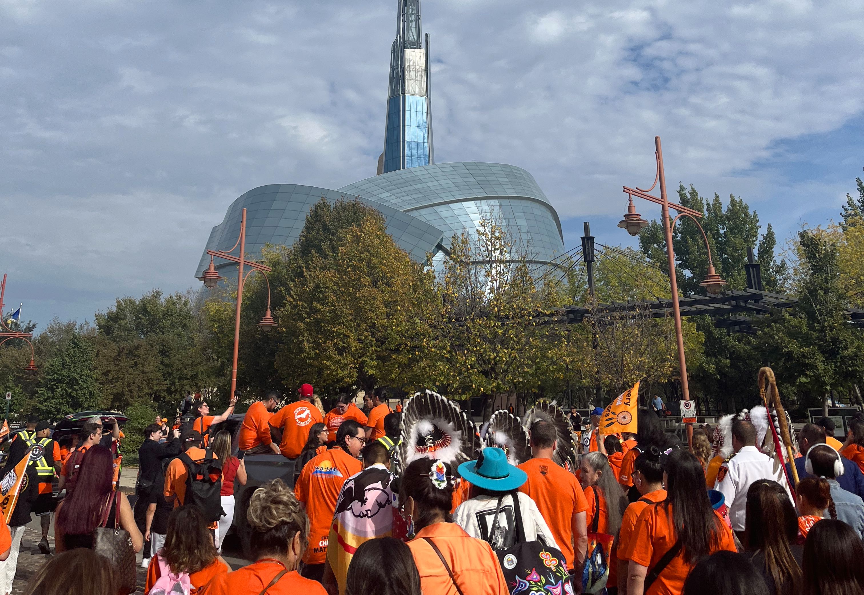 Du monde a marché dans les rues de Winnipeg. Un passage a eu lieu devant le Musée canadien des droits de la personne. Les participants sont ensuite allés vers le Centre des congrès RBC.