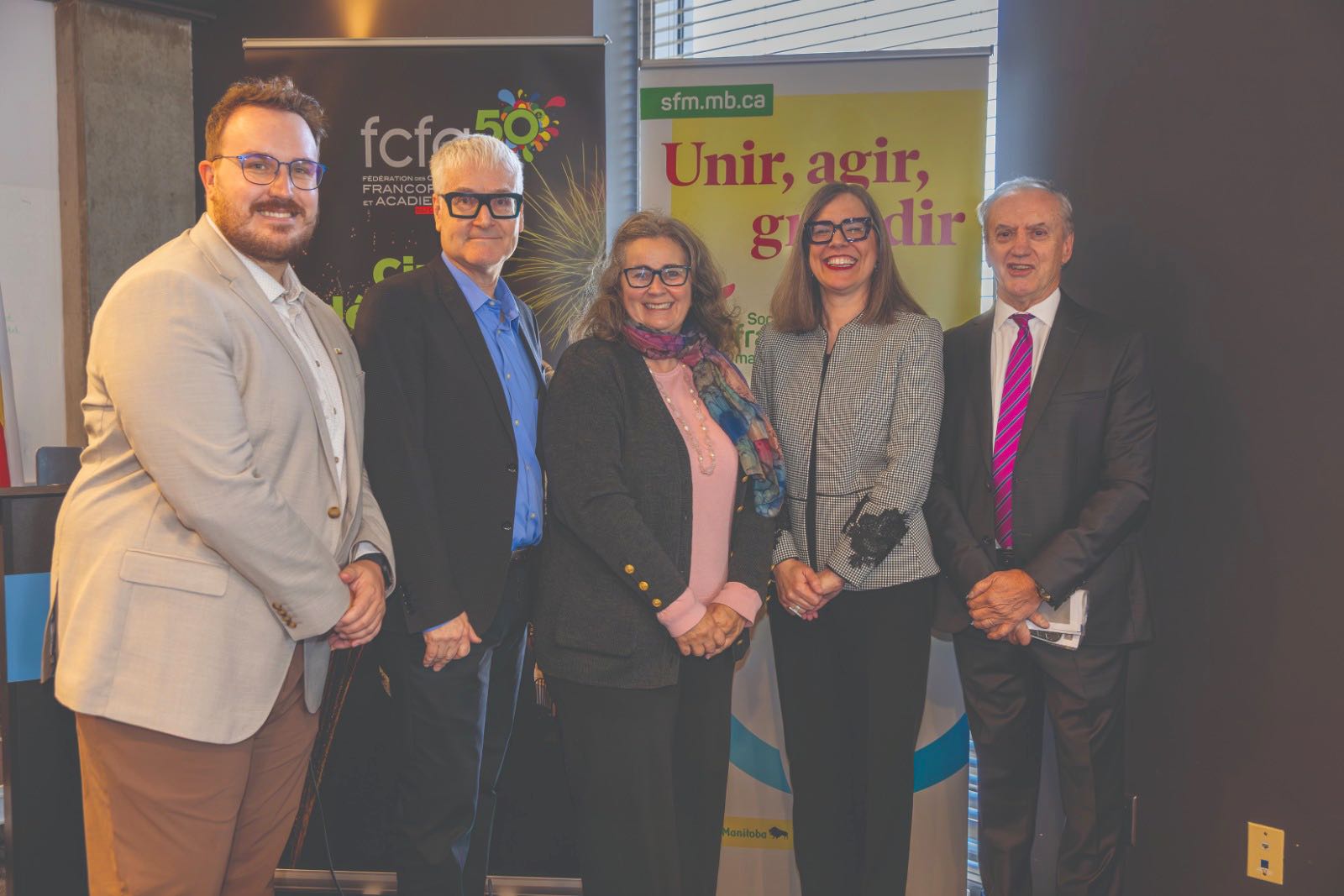 Derrek Bentley, président de la SFM, Rénald Rémillard, directeur général de la Fédération des associations de juristes d’expression française de common law, Liane Roy, présidente de la FCFA, Sophie Bouffard, rectrice de l’Université de Saint-Boniface, et Roger Bilodeau, ancien sous-ministre de la Justice du Nouveau-Brunswick.