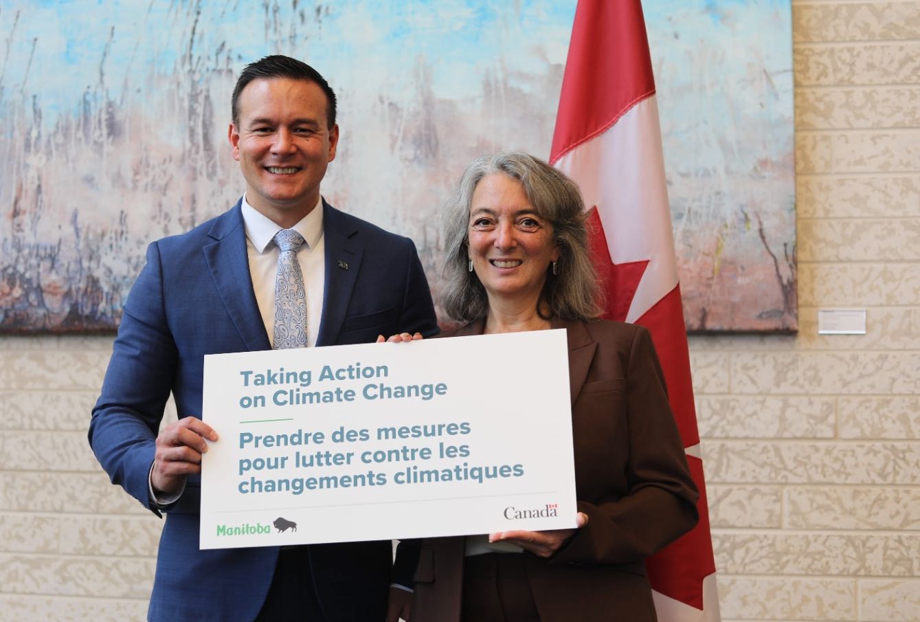 Mike Moyes, ministre de l’Environnement et du Changement climatique du Manitoba, et Julie Dabrusin, ministre de l’Environnement et du Changement climatique. Cette annonce a eu lieu depuis les locaux de l’Université mennonite canadienne.
