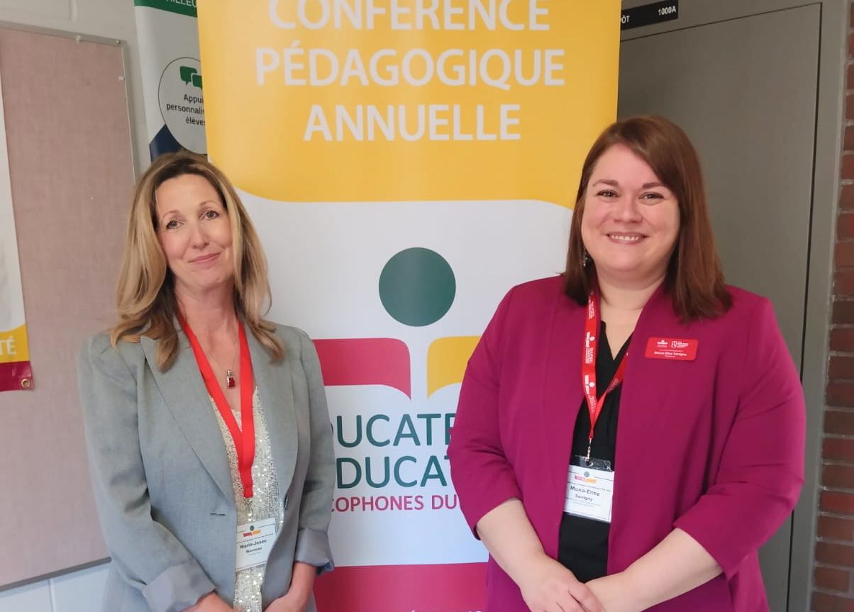 Mona-Élise Sévigny (à droite), présidente des ÉFM avec la conférencière Marie-Josée Morneau (à gauche) qui a inauguré cette 52ème Conférence pédagogique annuelle des ÉFM.