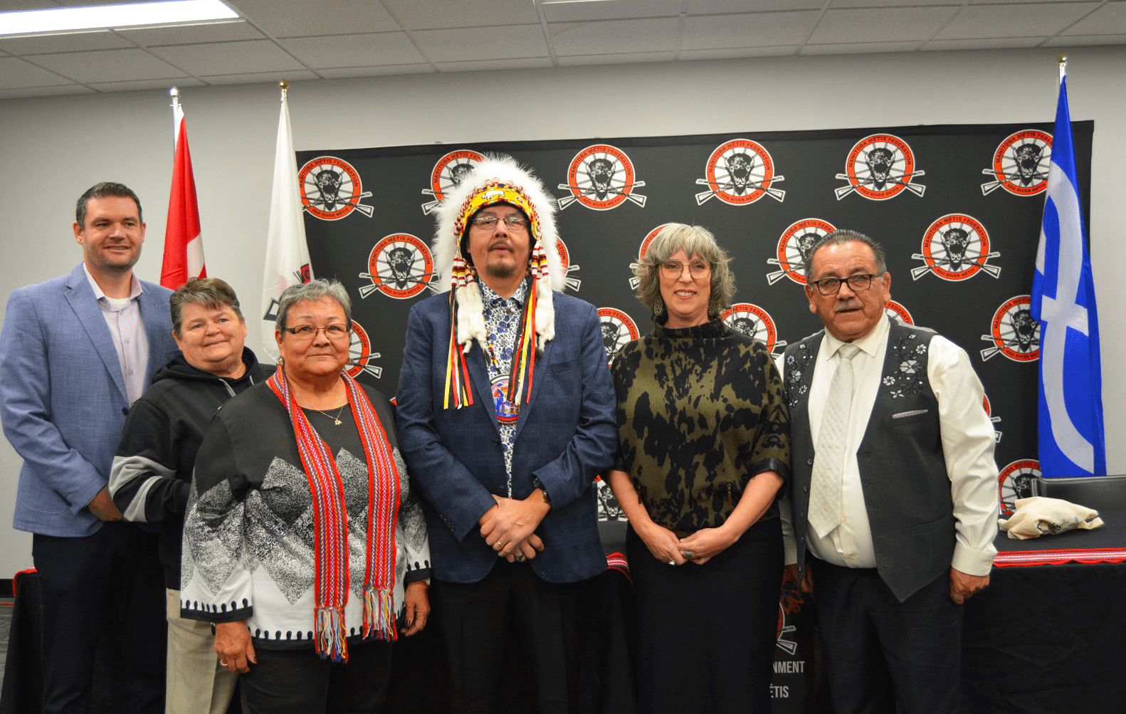 James Lindsey, Mayor Colleen Smook, Linda St. Cyr-Saric, Chef Reuben Grey, Ginette Lavack et Jack Park.
