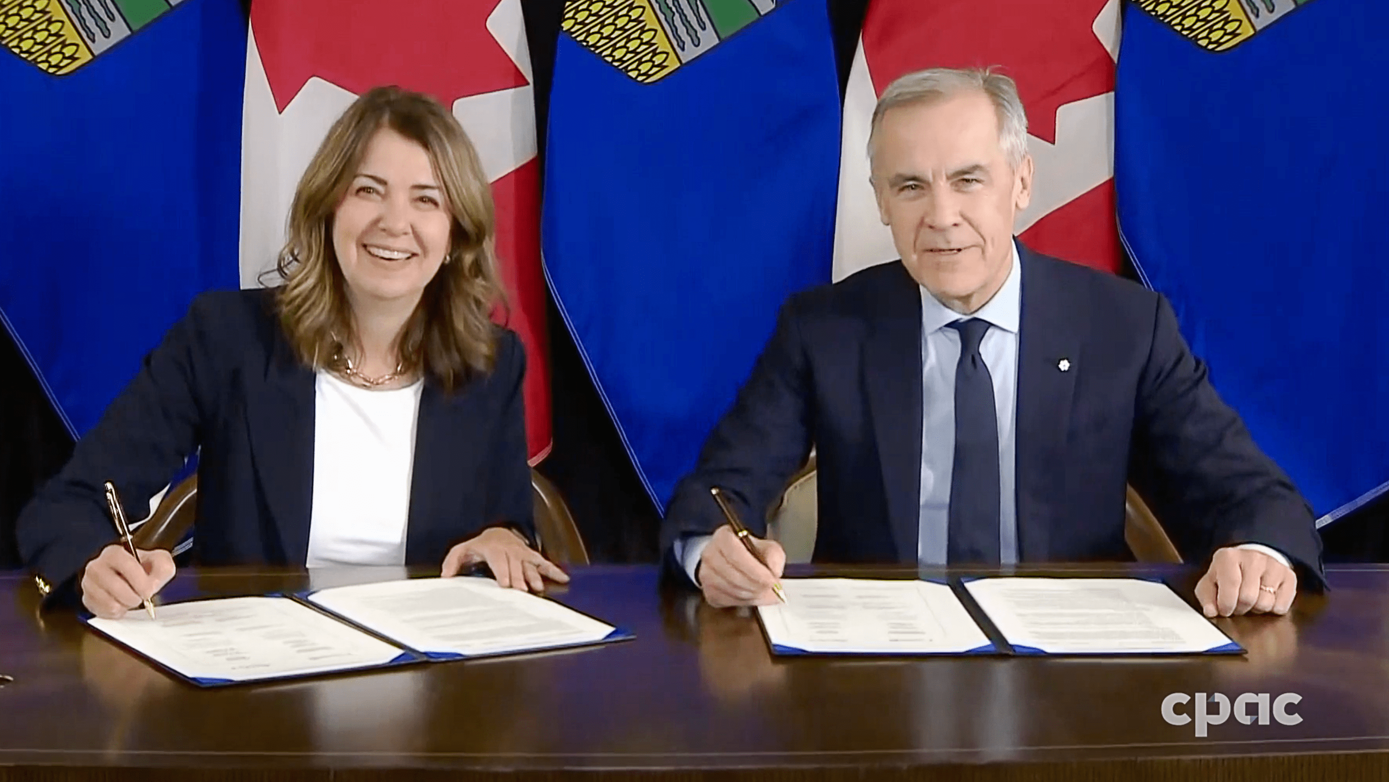 À Calgary, la première ministre albertaine Danielle Smith et le premier ministre Mark Carney ont signé un accord-cadre sur l'énergie.