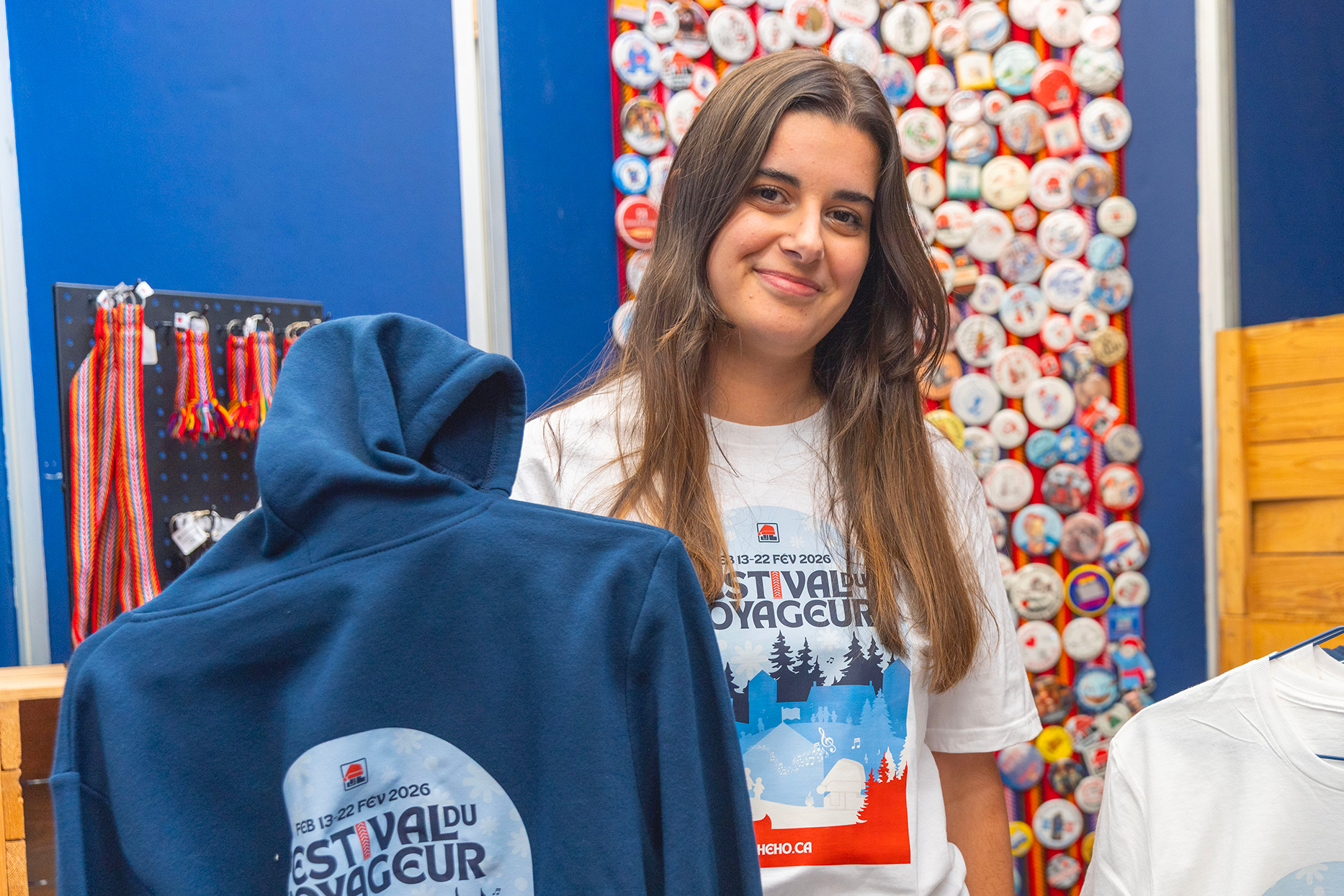 Cathy Canté a créé le logo du prochain Festival du Voyageur. Il est notamment possible de le découvrir sur des vêtements ou des macarons.