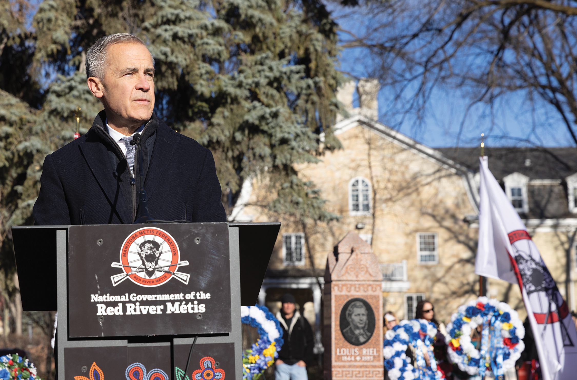 Le premier ministre du Canada, Mark Carney, est venu rendre hommage à Louis Riel à l’occasion du 140e anniversaire de son exécution. C’était la première fois qu’un premier ministre canadien se rendait sur la tombe de Louis Riel.