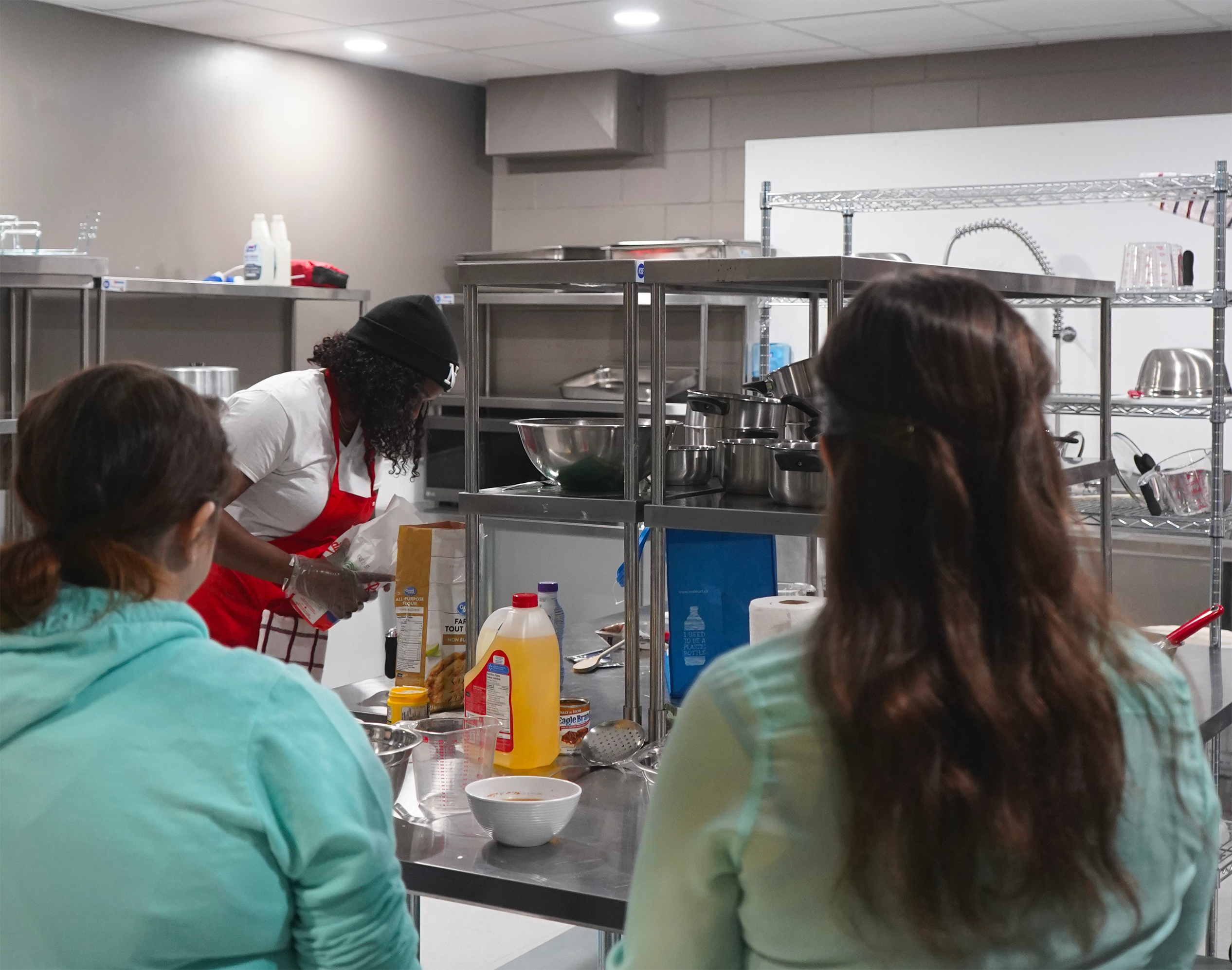 Fatima Thiam, originaire du Sénégal et cheffe d’un soir, a proposé sa recette de beignet de croquette lors de l’atelier culinaire du 6 novembre.