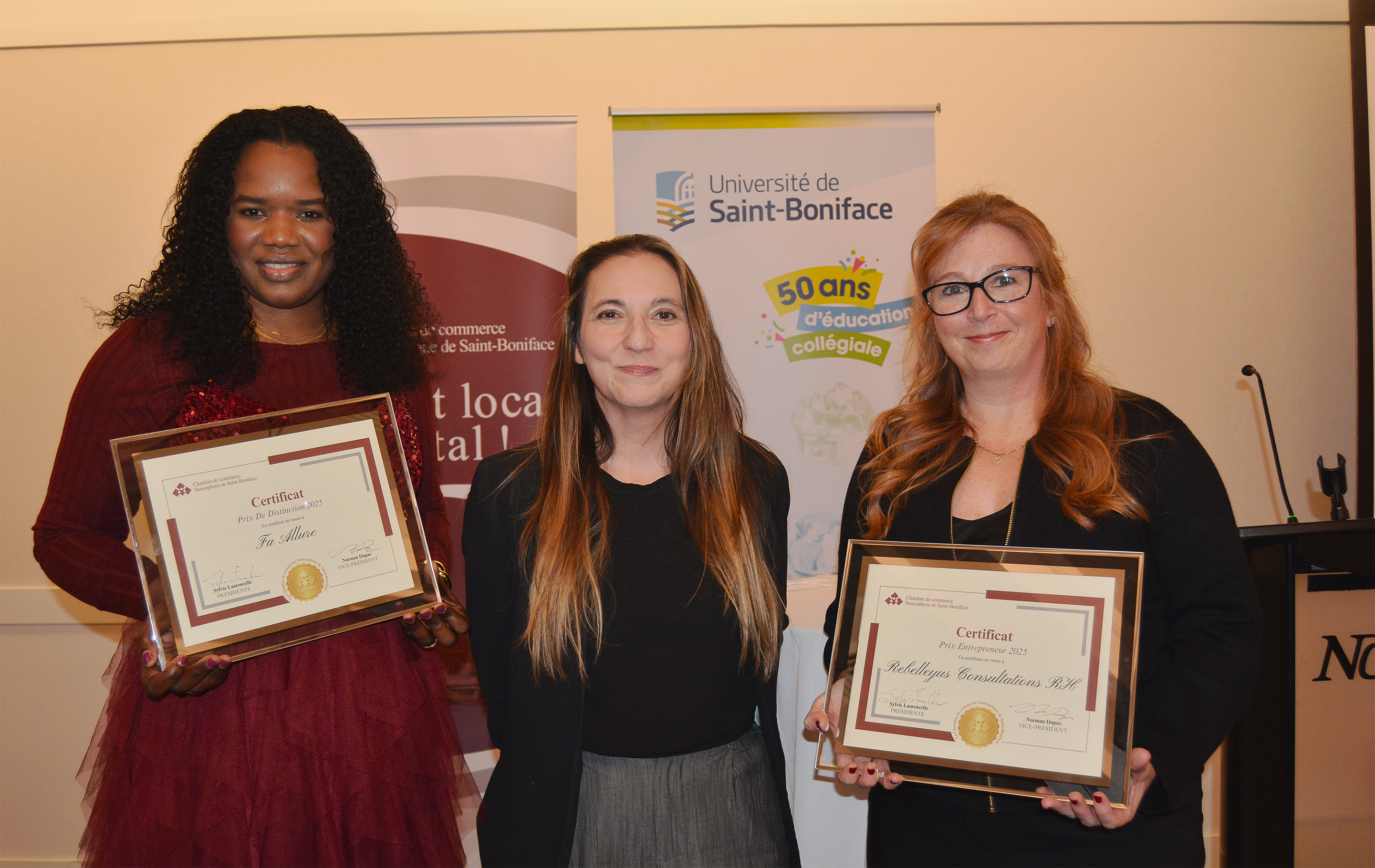 Fatima Thiam, prix de distinction 2025, Sylvie Laurencelle, présidente de la Chambre de commerce francophone de Saint-Boniface et Julie Bélanger-Belley, prix entrepreneur 2025. (photo : Anaïs Nzelomona)