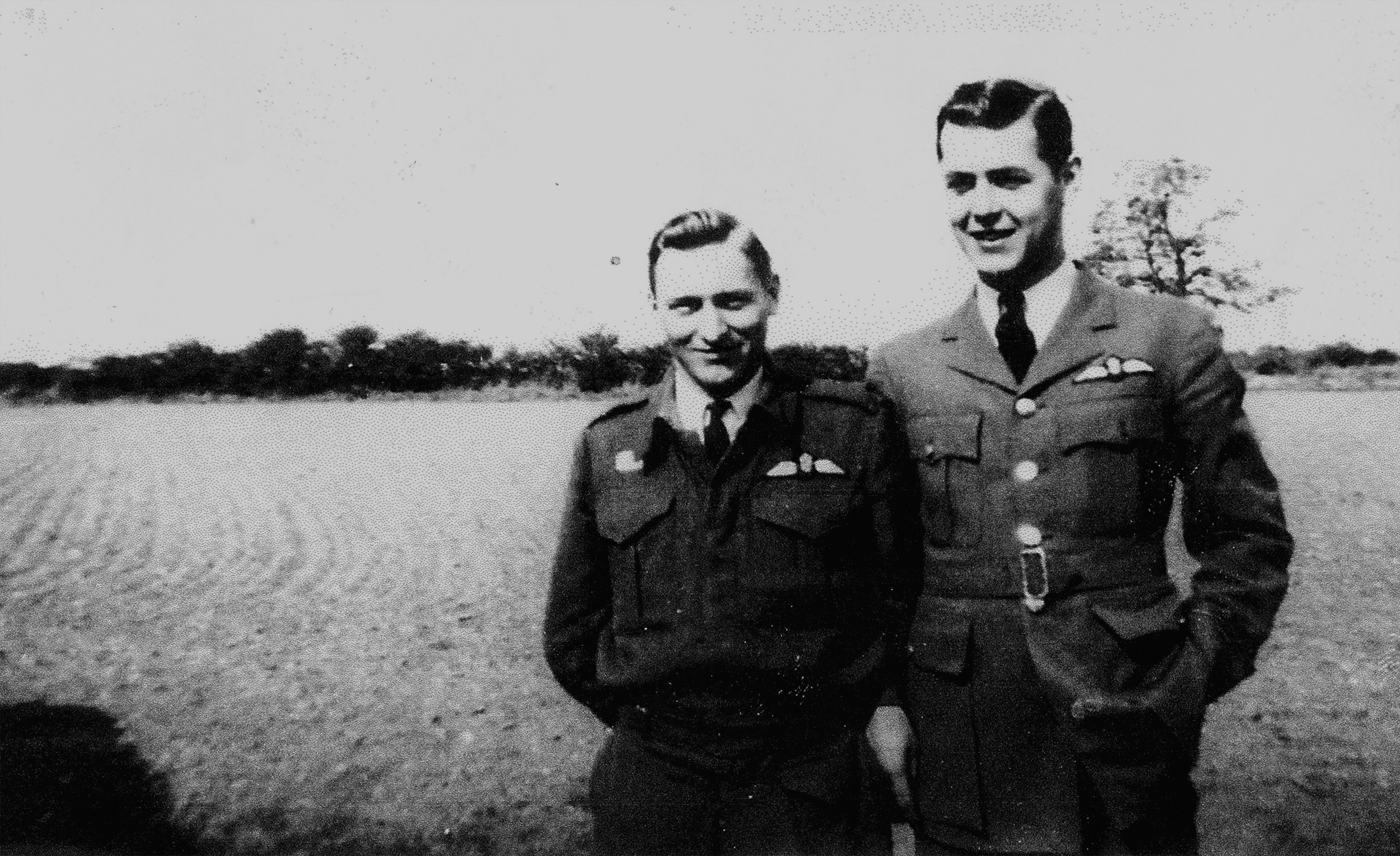 Reginald (Reg) Harrison, à gauche, pendant la Seconde Guerre mondiale avec son camarade Buddy, décédé pendant la guerre. Reg a longtemps culpabilisé d’être rentré au Canada après la guerre, et non Buddy. 