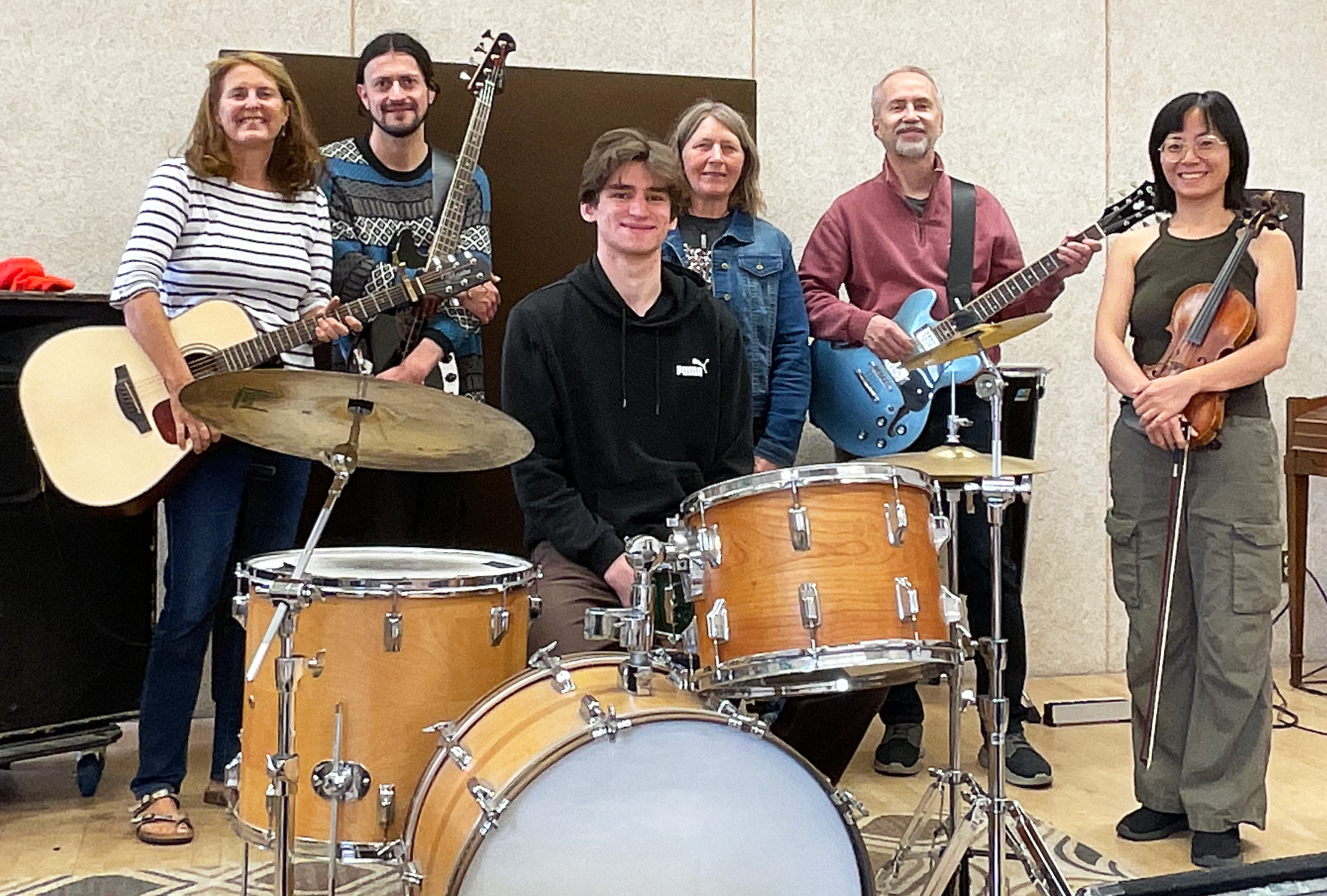 Tout le groupe qui accompagne Hélène Perreault pour son concert.