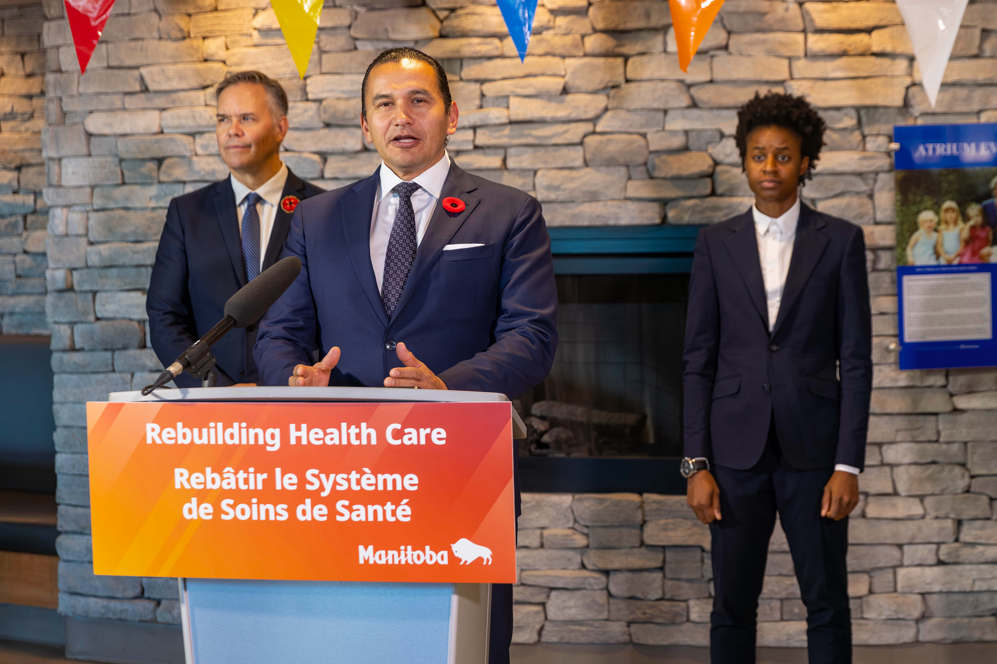 Wab Kinew, premier ministre du Manitoba, avec Uzoma Asagwara, ministre de la Santé, des Aînés et des Soins de longue durée, et Robert Loiselle, député de Saint-Boniface.