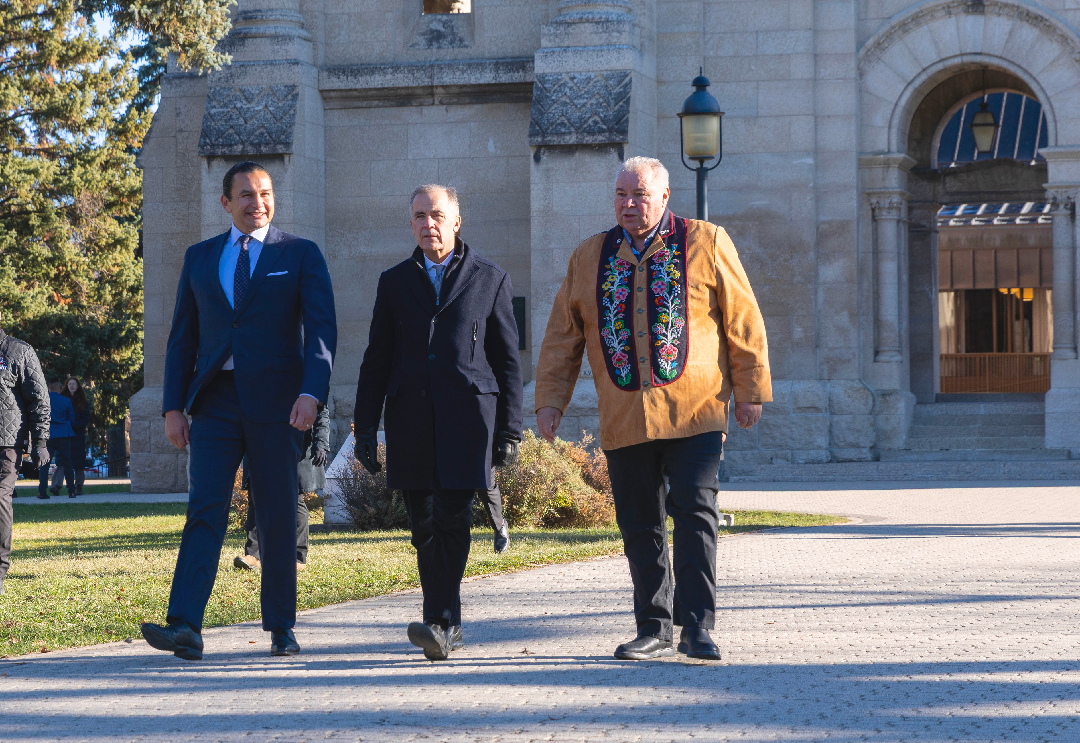 Cette commémoration a été marquée par la présence de Mark Carney. C'était la première fois qu'un premier ministre fédéral en exercice participait à l'hommage à Louis Riel. Il est entouré de David Chartrand et Wab Kinew, premier ministre du Manitoba. (photo : Marta Guerrero)