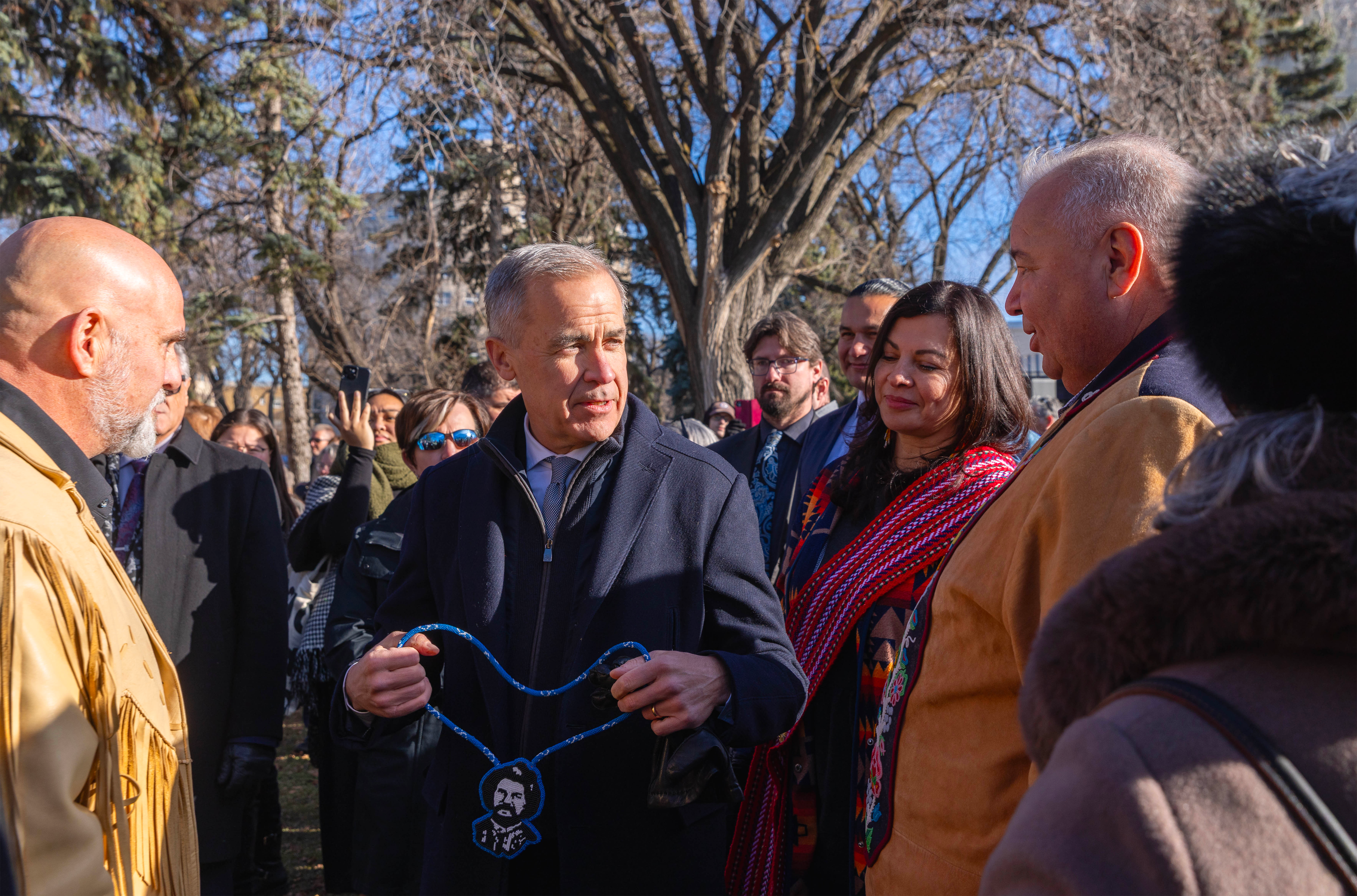 Les membres de la MMF ont donné un pendentif à l'effigie de Louis Riel à Mark Carney.
