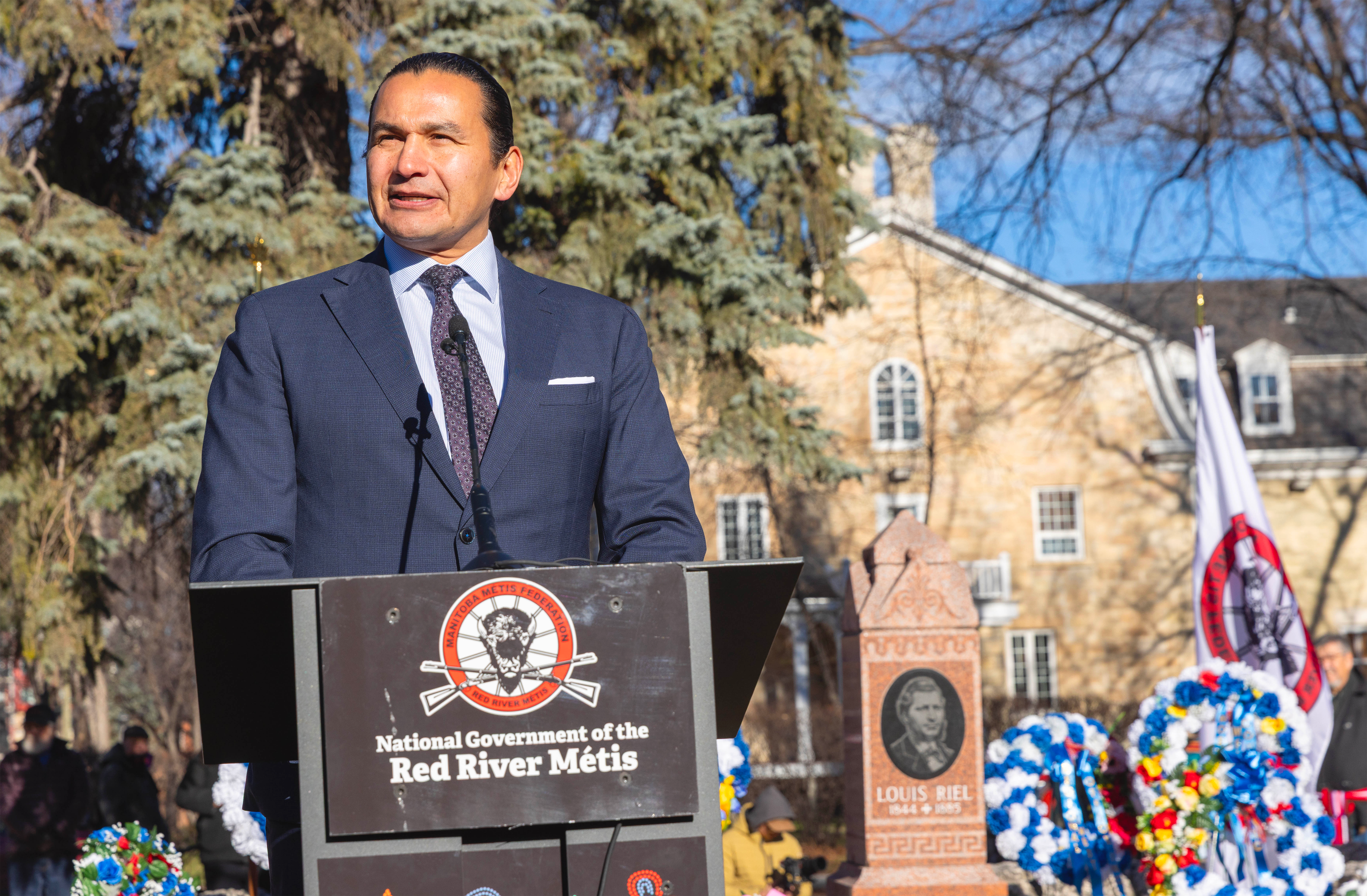 Wab Kinew, premier ministre du Manitoba. Son gouvernement avait fait adopter un projet de loi en 2023 pour reconnaître Louis Riel comme le premier premier ministre de la province.