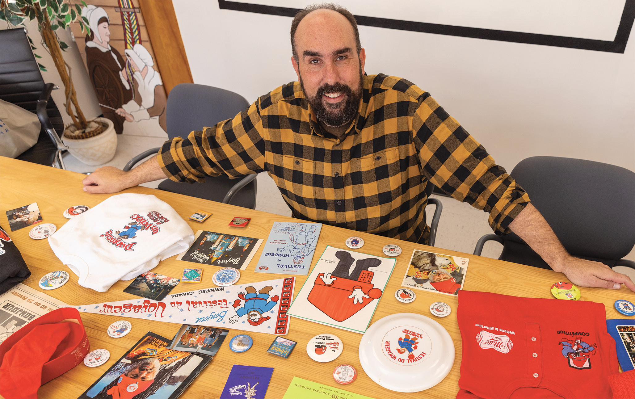 Colin Mackie, directeur des programmes du patrimoine et de l’éducation du Festival du Voyageur, avec les artefacts destinés au Musée du Festival du Voyageur.