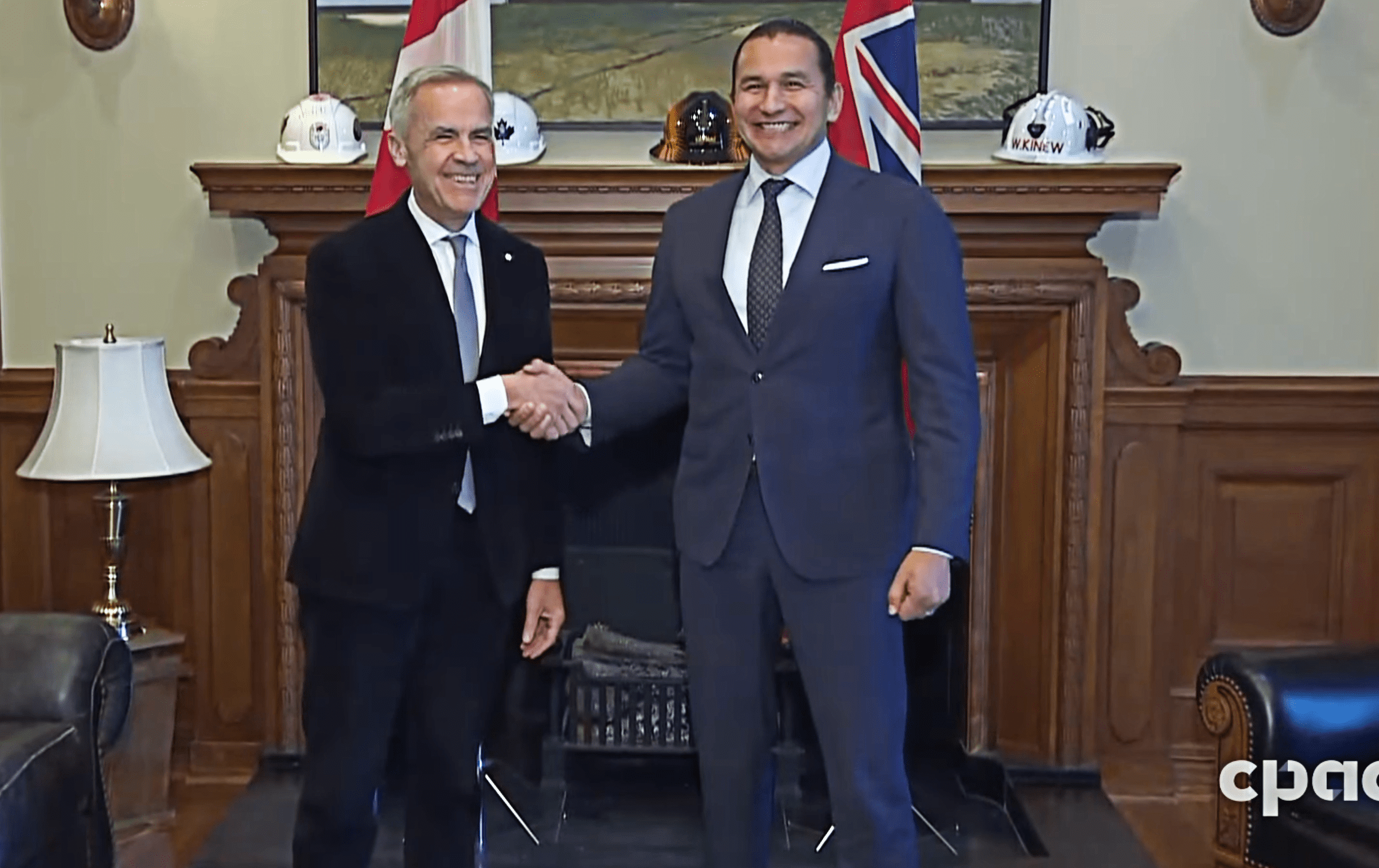 Le premier ministre Mark Carney et le premier ministre du Manitoba Wab Kinew ont eu un entretien à Winnipeg, dimanche.