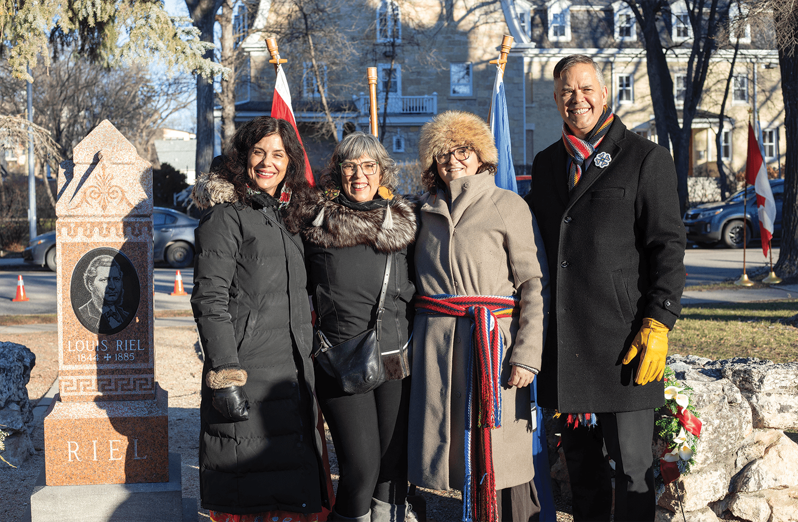 Karine Pelletier, Ginette Lavack, Crystal Desrosiers et Robert Loiselle commémorent le 140e anniversaire de la mort de Louis Riel. 