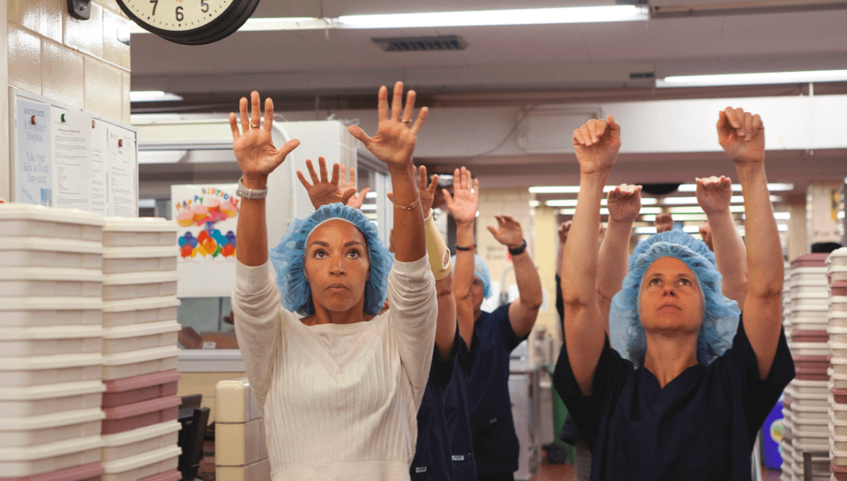 Dans les cuisines de l'Hôpital Saint-Boniface pendant les répétitions pour cet évènement.