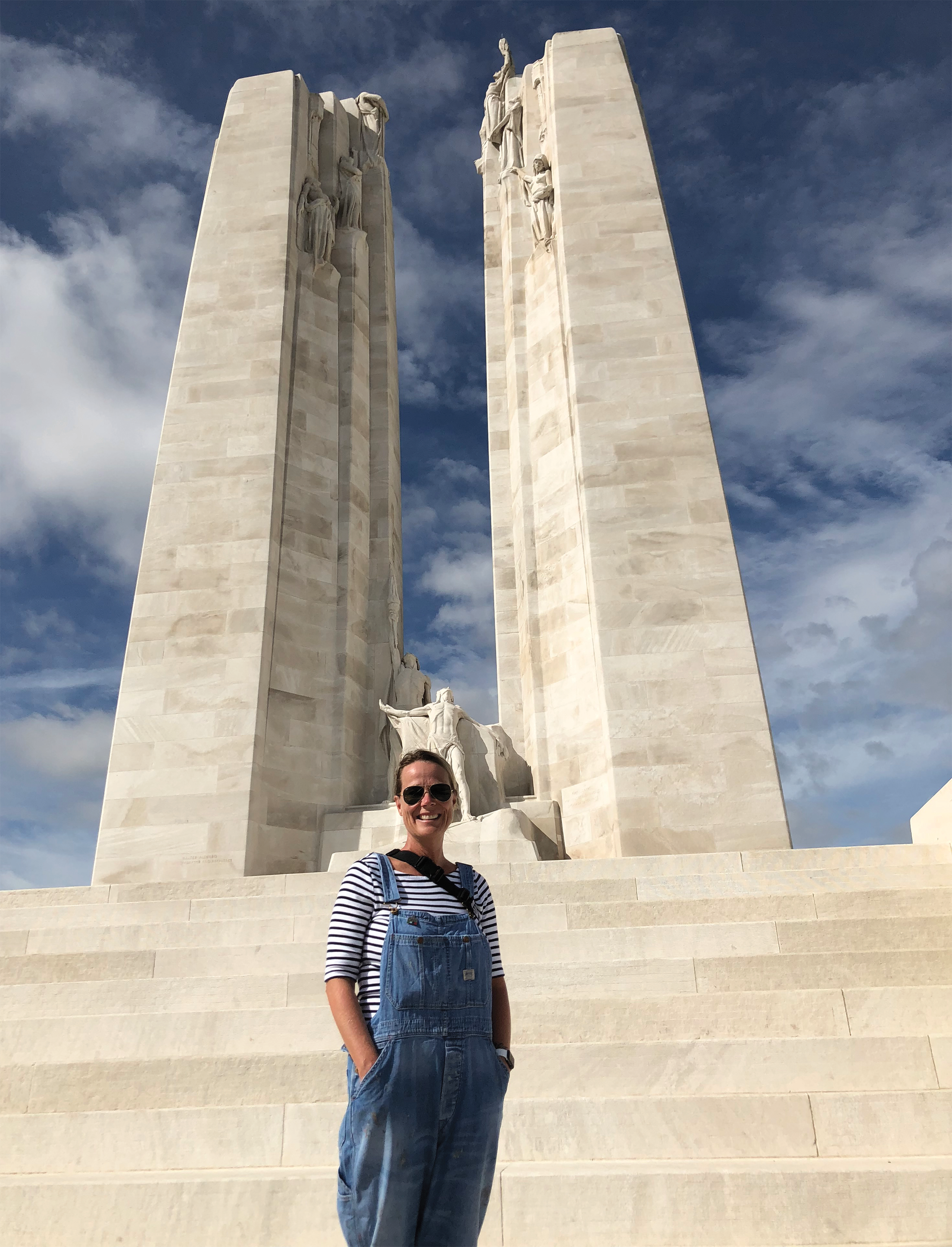Leianne Wood devant le monument de Vimy Ridge en France, en 2018. Ce voyage a déclenché en elle une passion pour les guerres et une reconnaissance profonde envers les sacrifices des soldats et soldates, qu’elle s’efforce de partager avec ses élèves aujourd’hui.