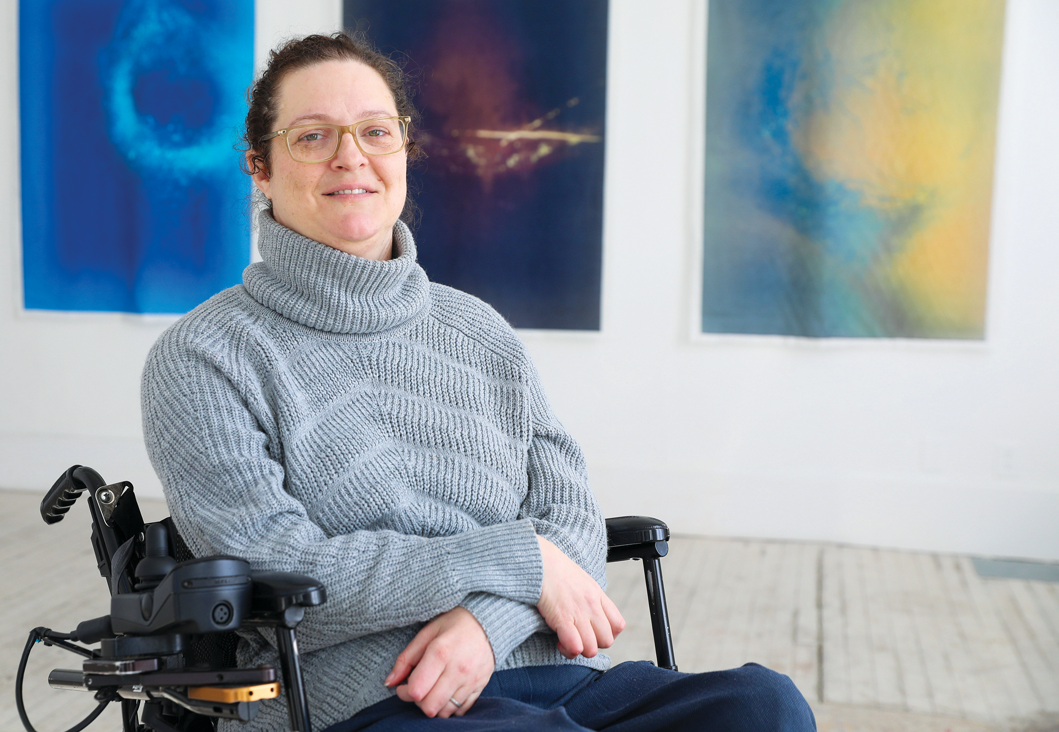 Yvette Cenerini est une artiste métisse, spécialiste en éducation artistique auprès de MAWA. Elle a travaillé avec le Bureau d’éducation française (BEF) et MAWA pour développer des ressources pour les enseignants.