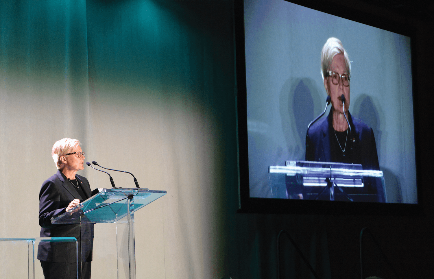 Michelle Douglas, survivante de la Purge LGBT et directrice générale du Fonds pour la Purge LGBT, lors de son discours au Musée canadien pour les droits de la personne pour le Gala 2025 Raising Our Voices.