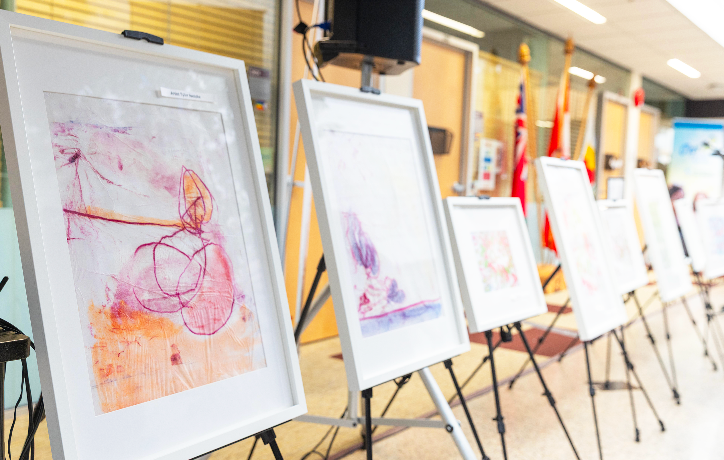 Certaines des œuvres exposées dans le Pavillon Marcel-A.-Desautels de l'Université de Saint-Boniface.