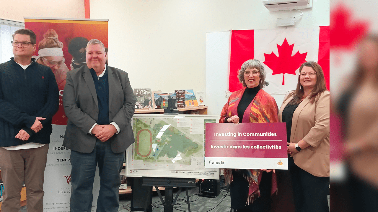 De gauche à droite : Corey Kapilik, Chris Sigurdson, commissaires scolaires de la DSLR, Ginette Lavack, député fédérale Saint-Boniface-Saint-Vital, et Kimberley Adait-Gagnon, directrice de l'école secondaire Nelson McIntyre Collegiate. (photo : Virginie Frere)