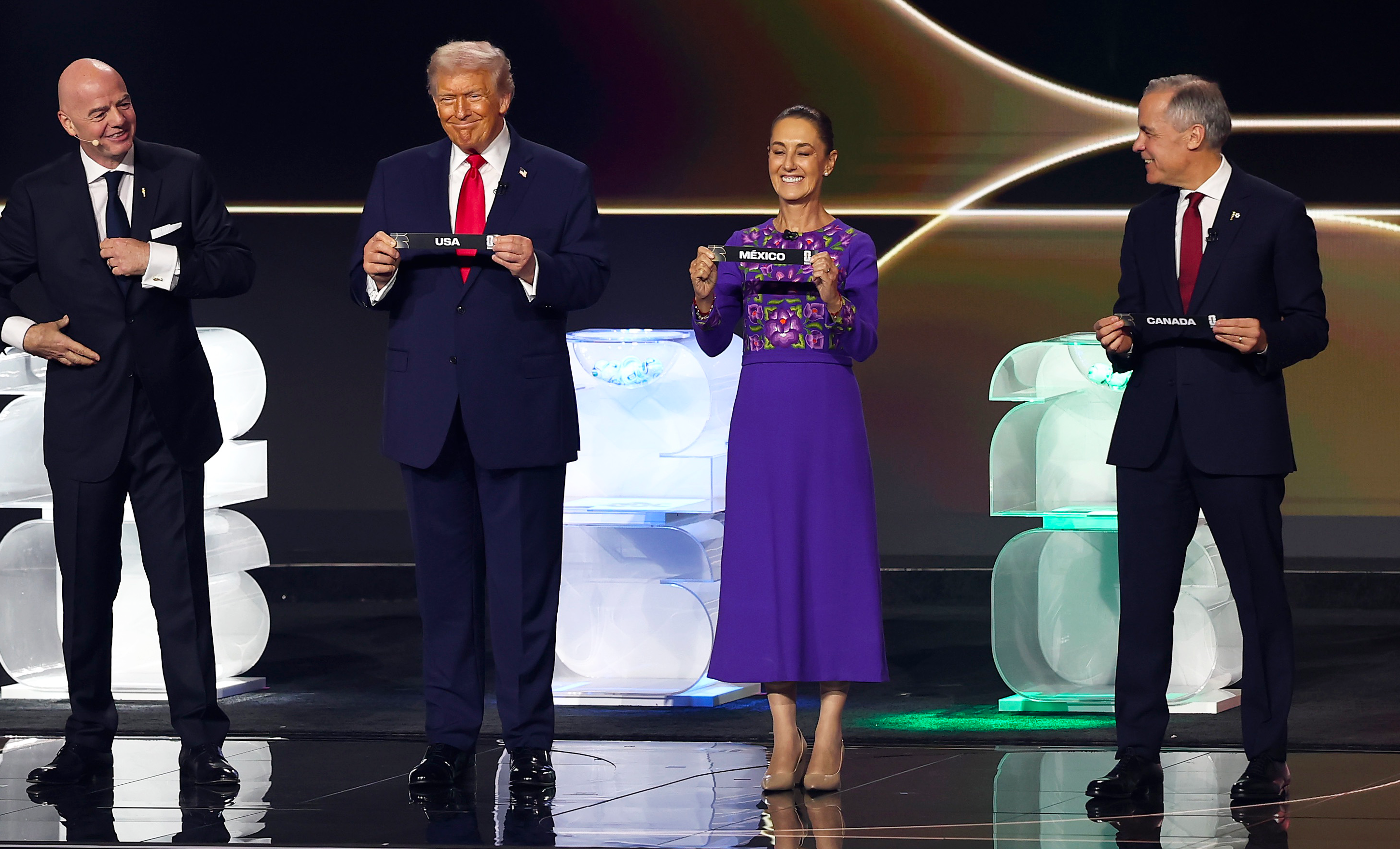 Gianni Infantino, président de la FIFA avec le président américain Donald Trump, la présidente mexicaine Claudia Sheinbaum et le premier ministre canadien Mark Carney lors du tirage au sort du Mondial.