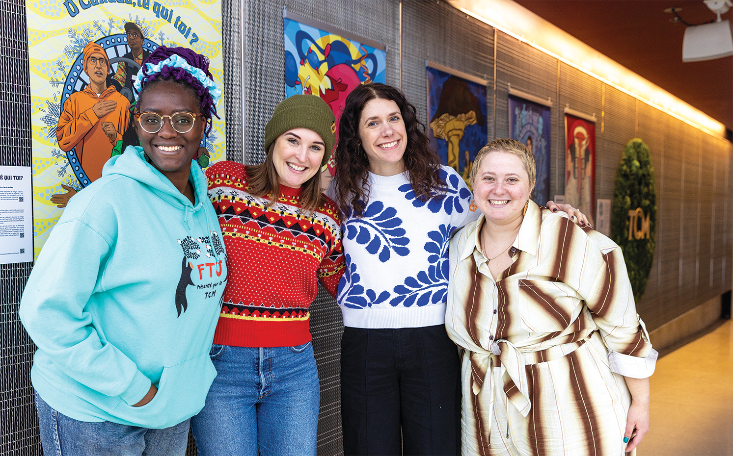 Les participantes winnipégoises Aurélie Nana Forson, Ava Darrach-Gagnon (à gauche) et Karam Daoud (à droite), entourées de Chloé Saulas, gestionnaire de la programmation à l’ATFC (au centre).