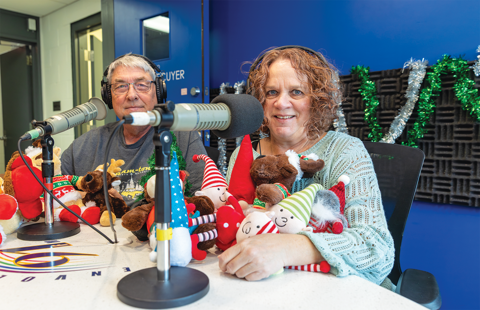 Michelle Lécuyer-Hutton et Randy Magirowski posent avec les cadeaux qui seront offerts aux enfants le jour de l’émission.
