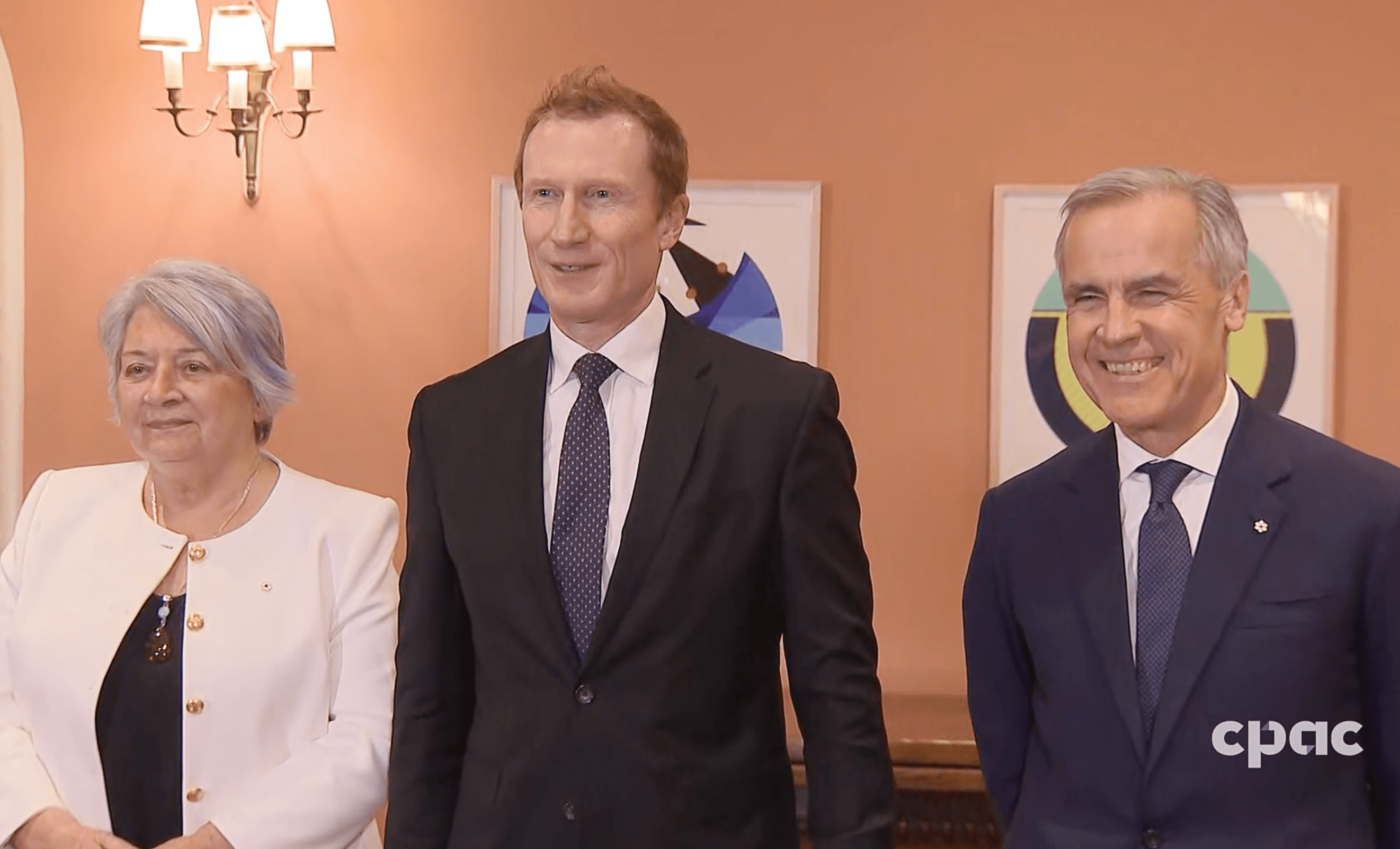 Marc Miller, au centre, pendant la cérémonie d'assermentation. Il est entouré de la gouverneure générale Mary Simon et du premier ministre du Canada Mark Carney.