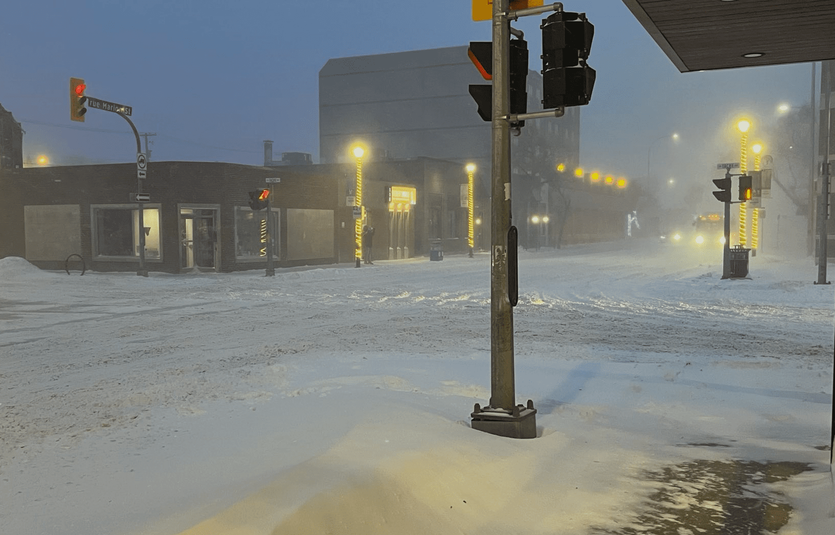 À Winnipeg, l'avertissement pour le blizzard est au niveau orange. La Société d’assurance publique du Manitoba rappelle de prendre votre temps et de planifier votre itinéraire si vous prenez la route.