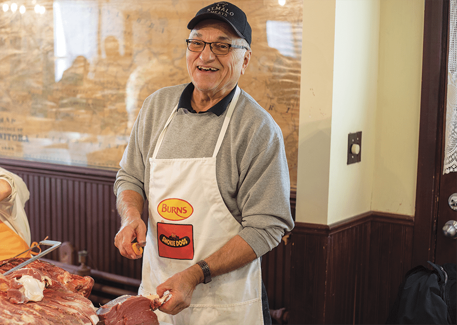 Noël Préteau s’attèle à la découpe d’un morceau de bison. 