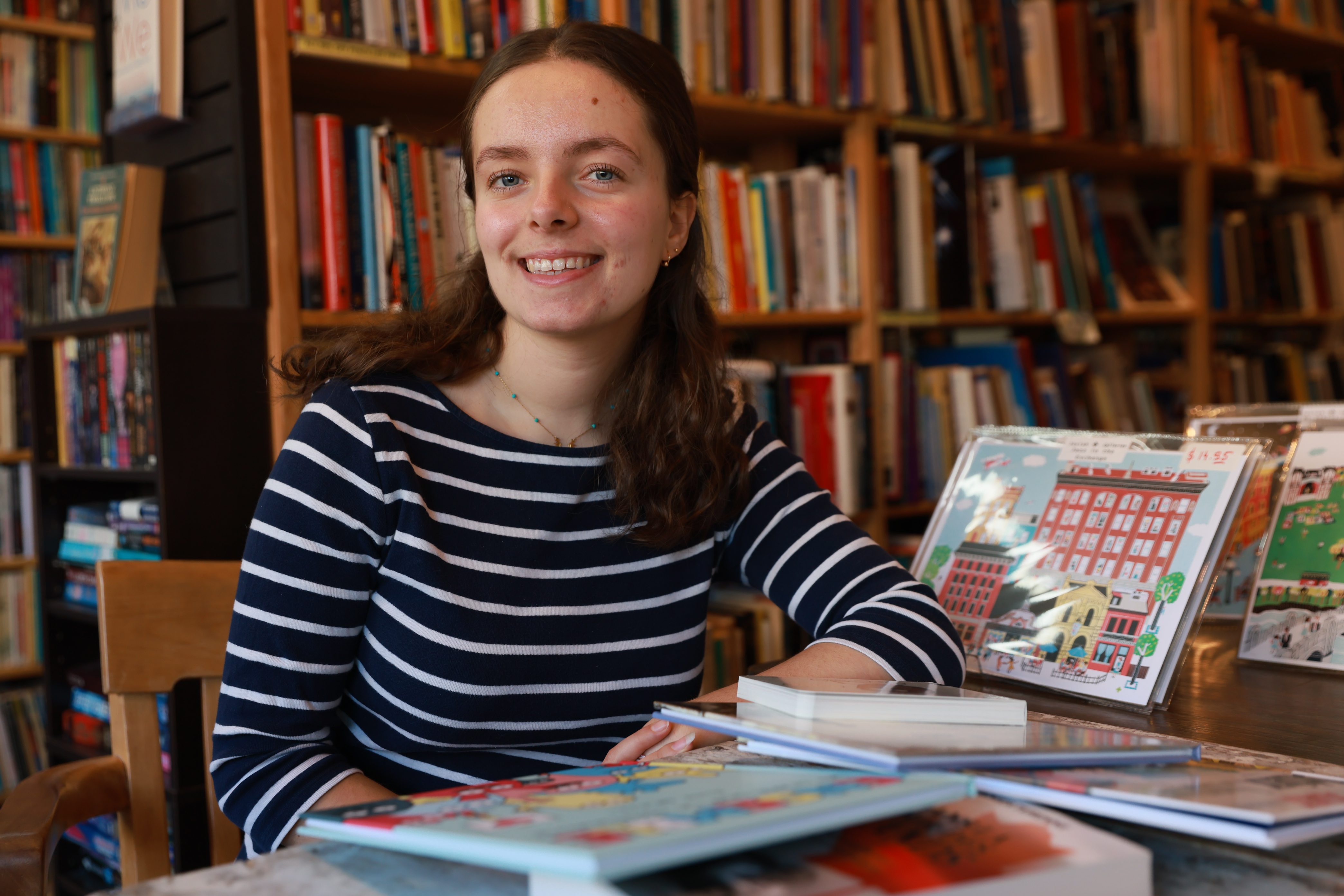 Melody Ruelle-Wrobe, de la librairie À la page, présente les recommandations de lecture de l’équipe. (Photo: Marta Guerrero)