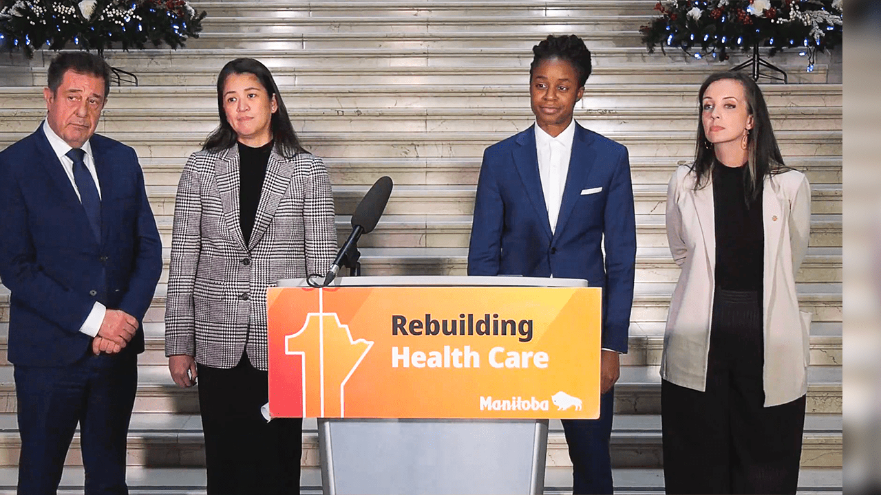 Ron Gauthier, directeur général de Chartered Professionals in Human Resources (CPHR) Manitoba. Malaya Marcelino, ministre du Travail et de l'Immigration. Uzoma Asagwara, ministre de la Santé, des Aînés et des Soins de longue durée, et Nichelle Desilets, présidente de Doctors Manitoba. (photo : capture d'écran - Manitoba Government)