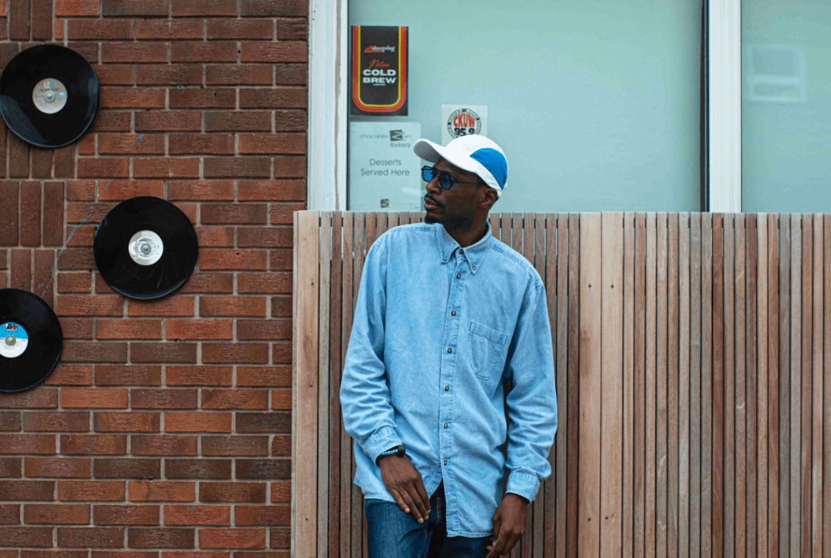 Le troisième album d’Alpha Toshineza, Béatitudes, est sorti le 15 novembre dernier et est notamment disponible sur la plateforme Bandcamp.