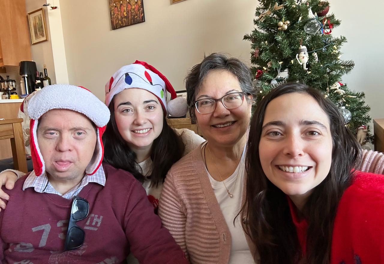 Maria avec ses filles et son frère Pablo.
