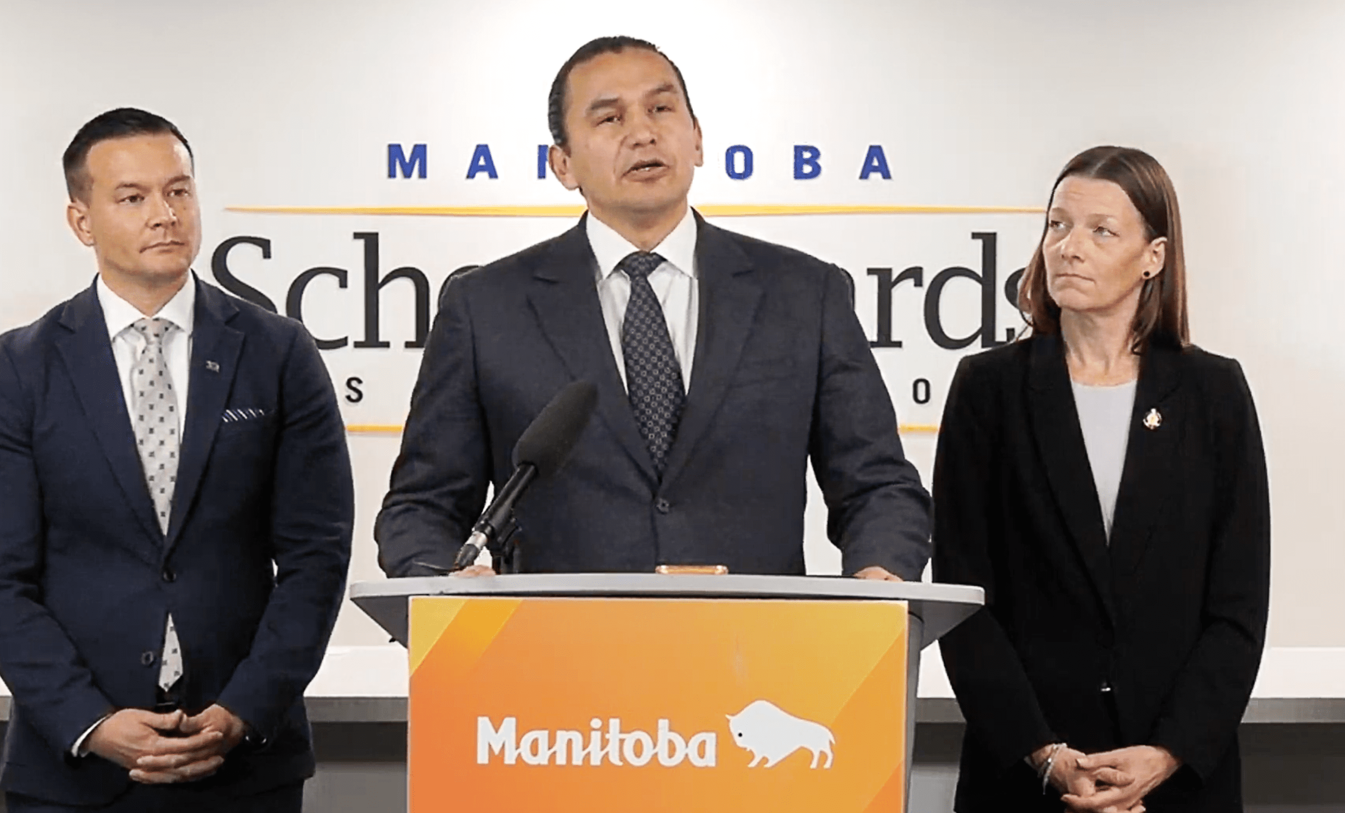 Le premier ministre Wab Kinew était accompagné de Tracy Schmidt, ministre de l'Éducation et de l'Apprentissage de la petite enfance, et Mike Moyes, ministre de l'Environnement et du Changement climatique.