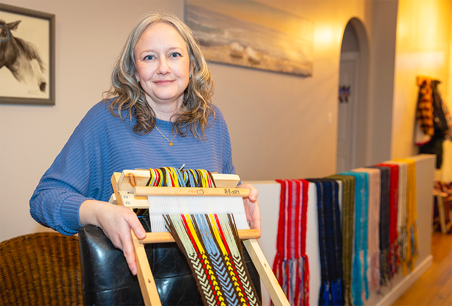 Julie Allard anime l’atelier de ceinture fléchée.