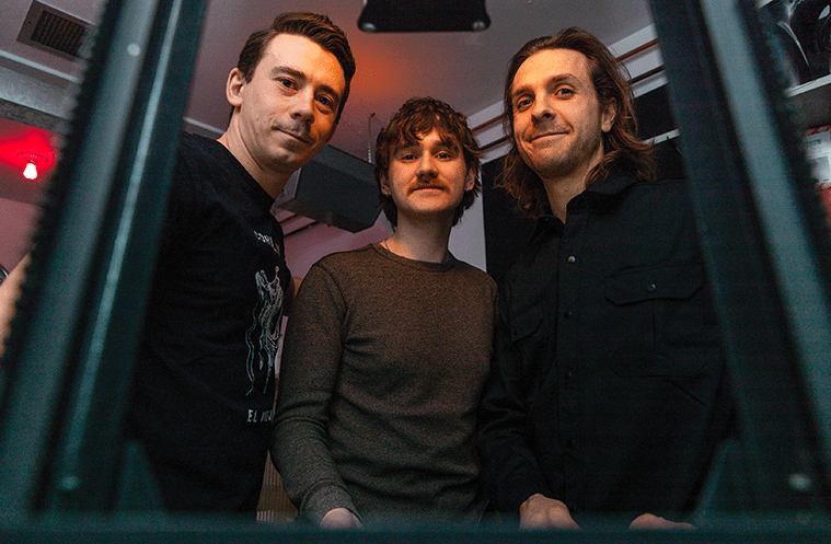 Les trois photographes de l’exposition Sans Flash réunit dans la chambre noire : (de gauche à droite) Gavin Boutroy, Alexandre Normandeau et Philippe Bellefeuille.