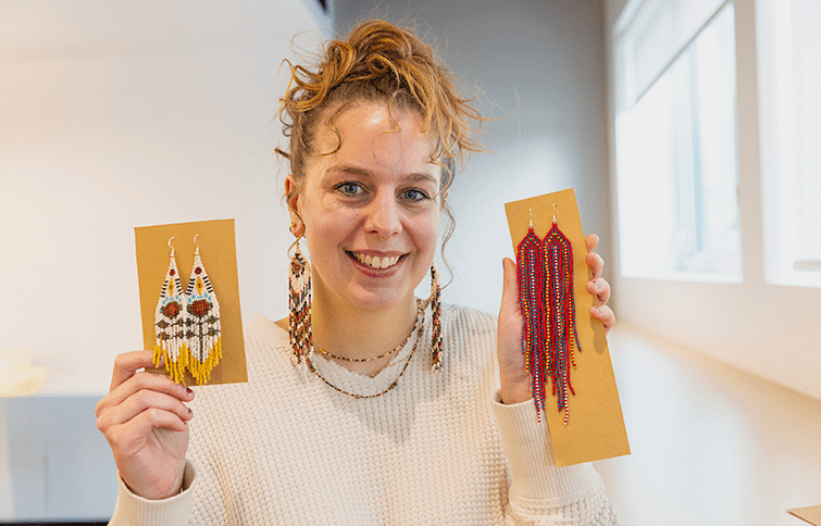 Manon Comeault, alias Ida May Designs, propose une gamme de boucles d’oreilles perlées faites à la main et inspirées de la tradition métisse.
