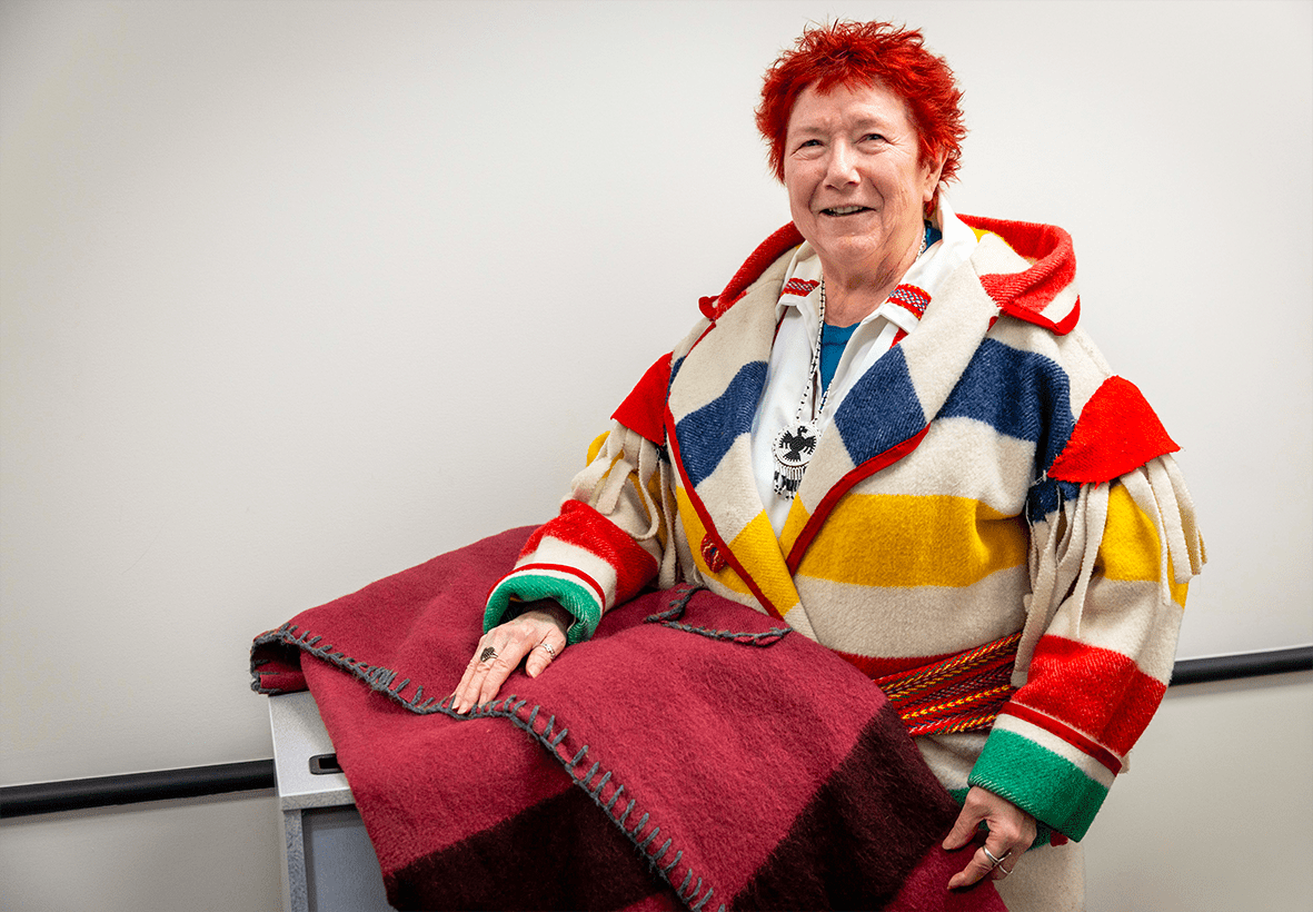 L'artiste métisse Nancy Gouliquer enseigne la fabrication des capots, mais aussi le perlage.