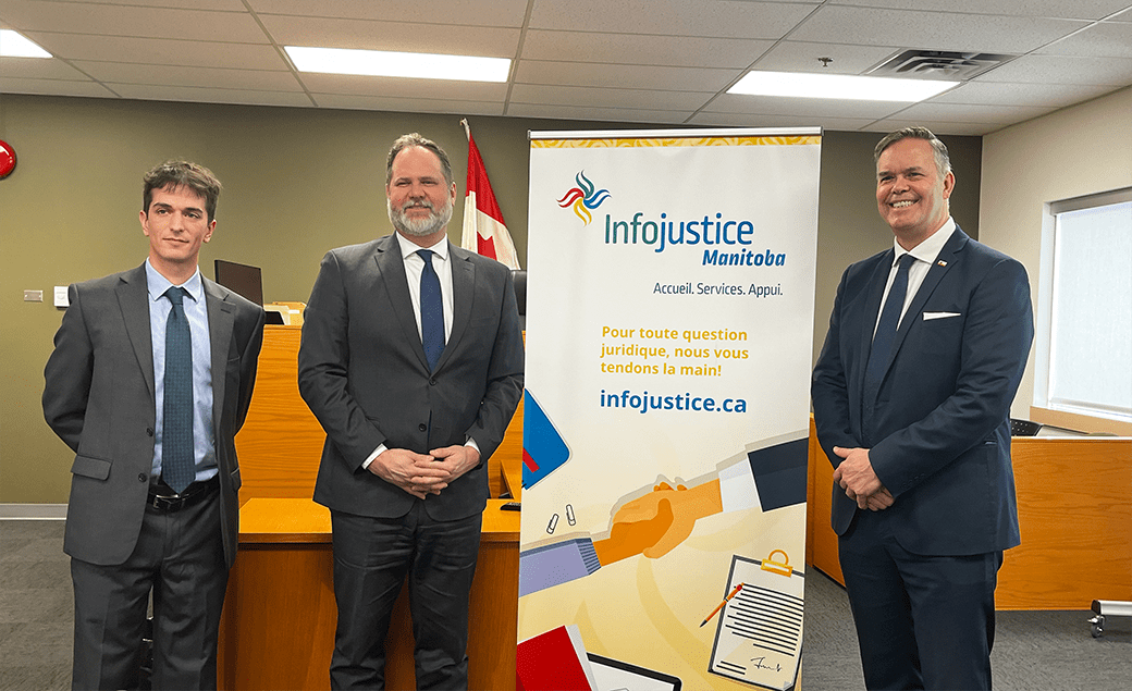 Tarik Daoudi, directeur général de l’AJEFM, Matt Wiebe, ministre de la Justice, et Robert Loiselle, député provincial de Saint-Boniface, ont présenté ce nouvel espace pour l’accès à la justice.