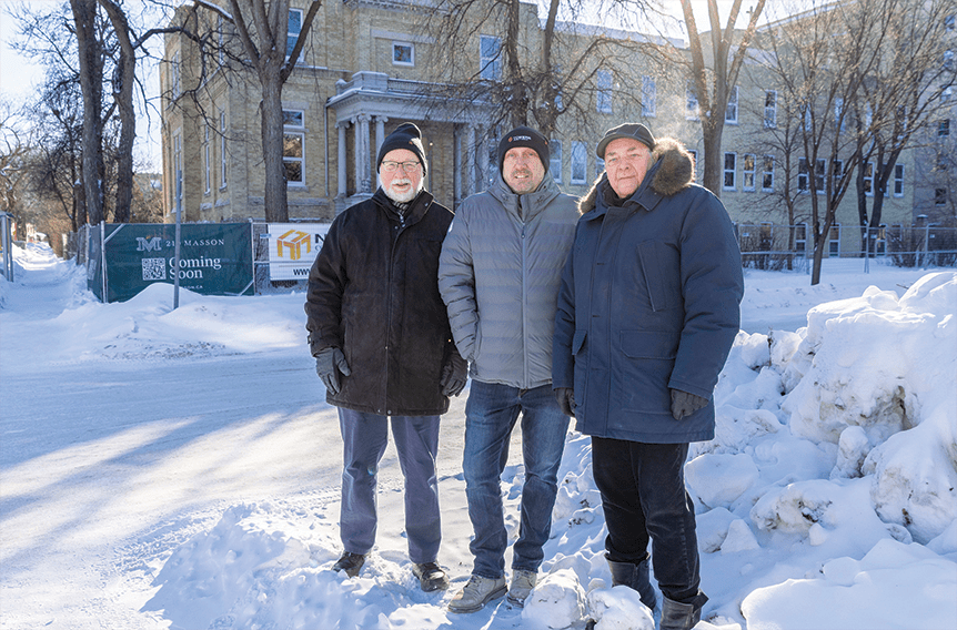 Walter Kleinschmit, président d’Héritage Saint-Boniface; Jason Van Rooy, directeur du marketing et du service clientèle chez Towers Realty Group; et David Dandeneau, vice-président et fondateur d’Héritage Saint-Boniface.