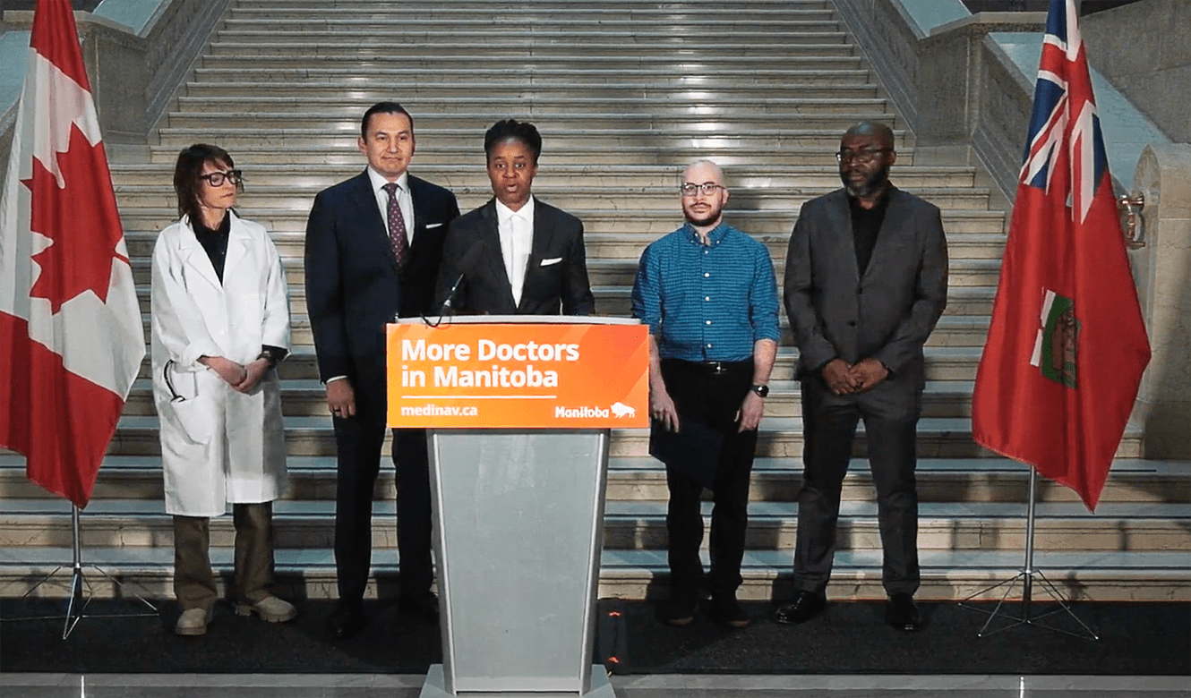 Uzoma Asagwara, Wab Kinew et plusieurs professionnels de la santé étaient présents pour cette annonce.