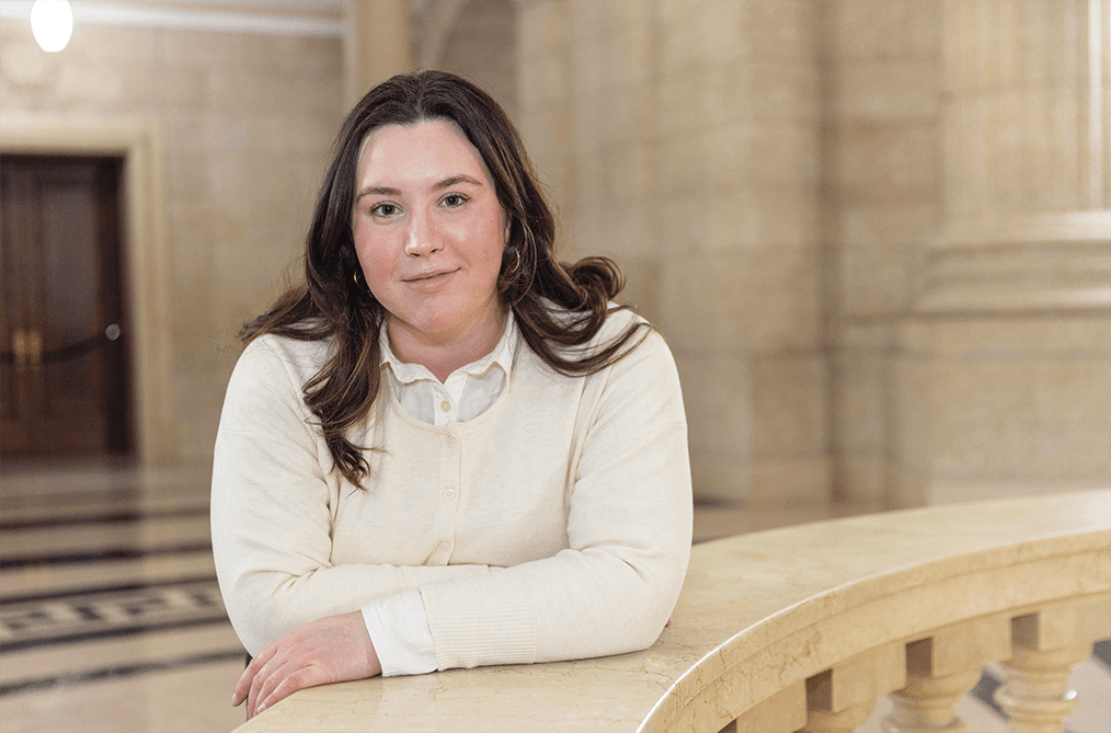 Claire Normandeau dans la chambre principale de l’Assemblée législative du Manitoba, où les œuvres seront présentées dès ce 30 janvier.