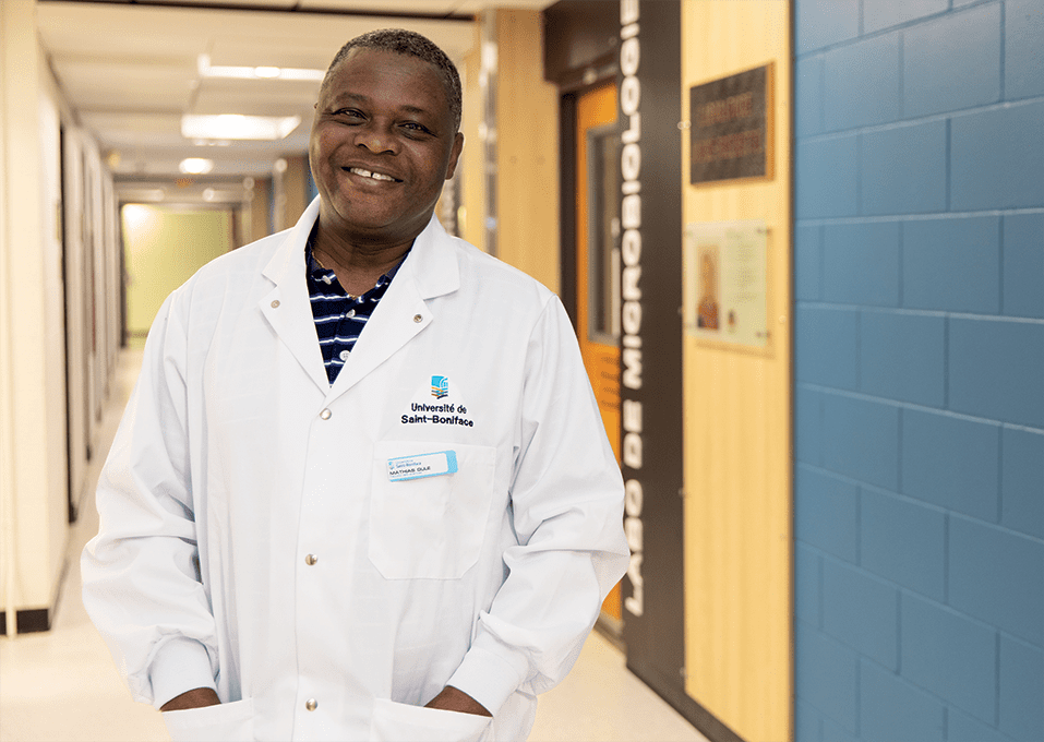 Mathias Oulé, microbiologiste et professeur à l’Université de Saint-Boniface.