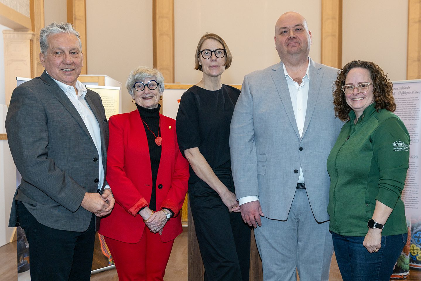 Dan Vandal, Patricia Bovey, Natasha Pashak, Nicholas Douklias et Cindy Desrochers. 